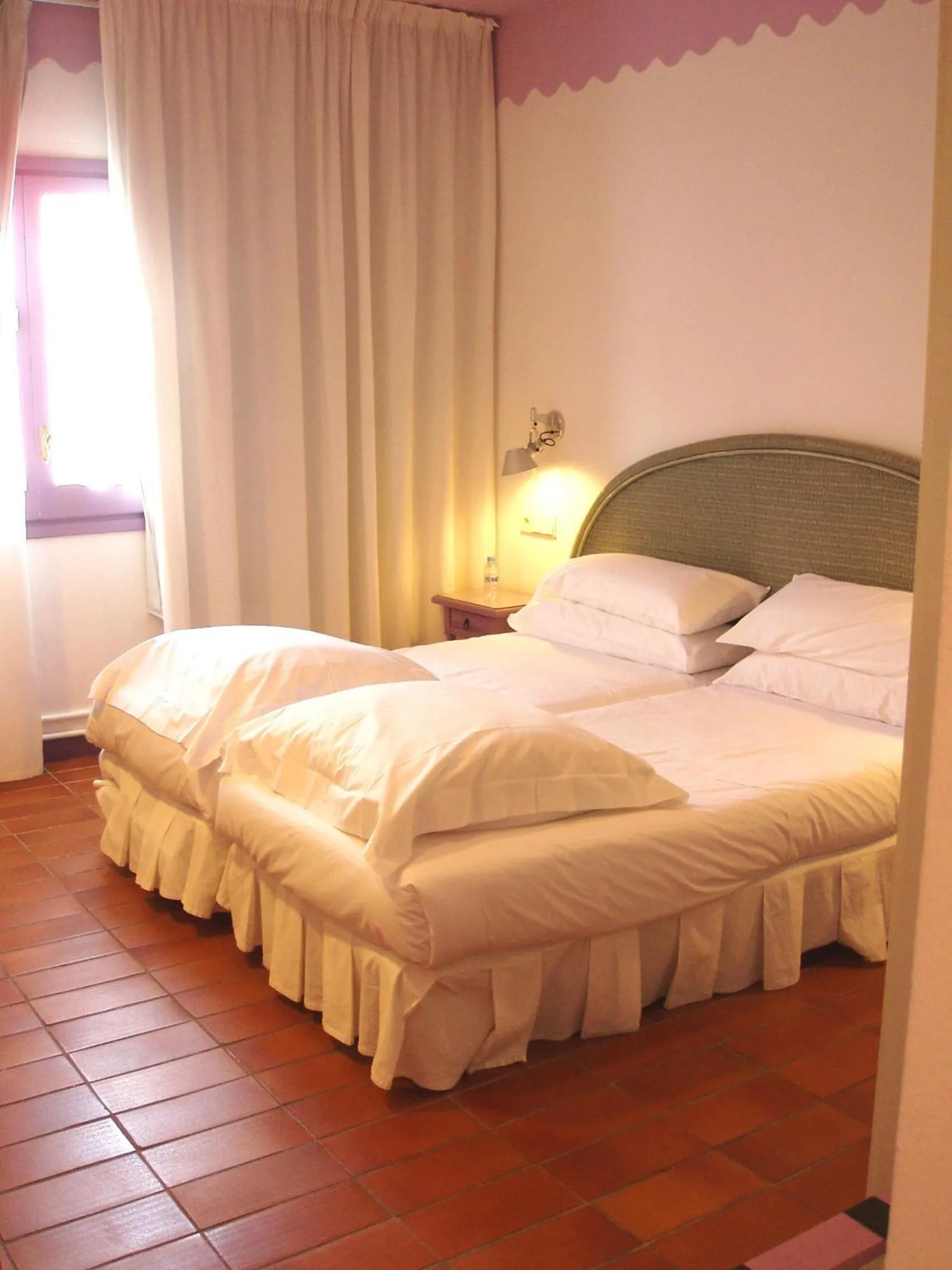 Photo of the whole room, Bed in Cèsar