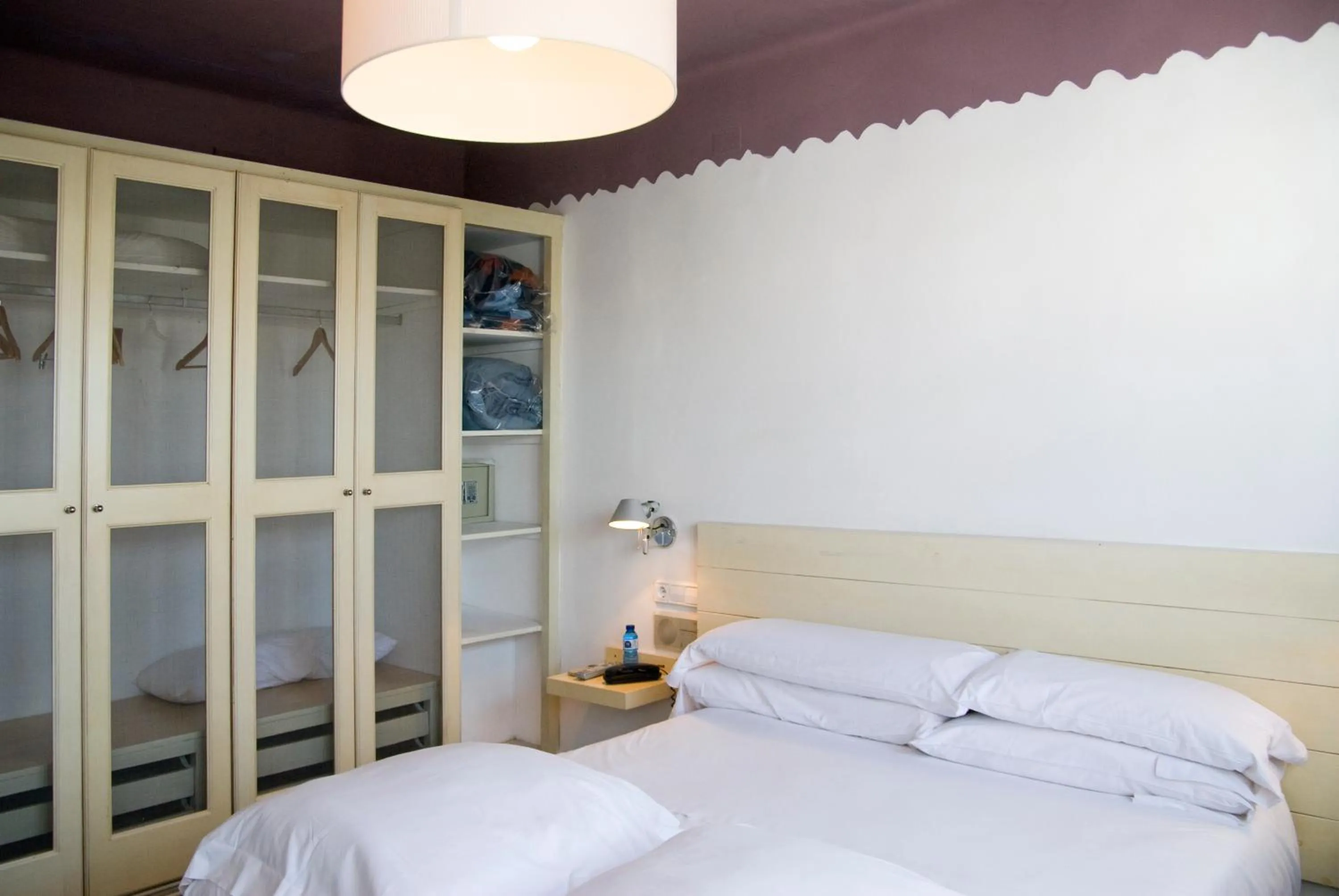 Photo of the whole room, Bed in Cèsar