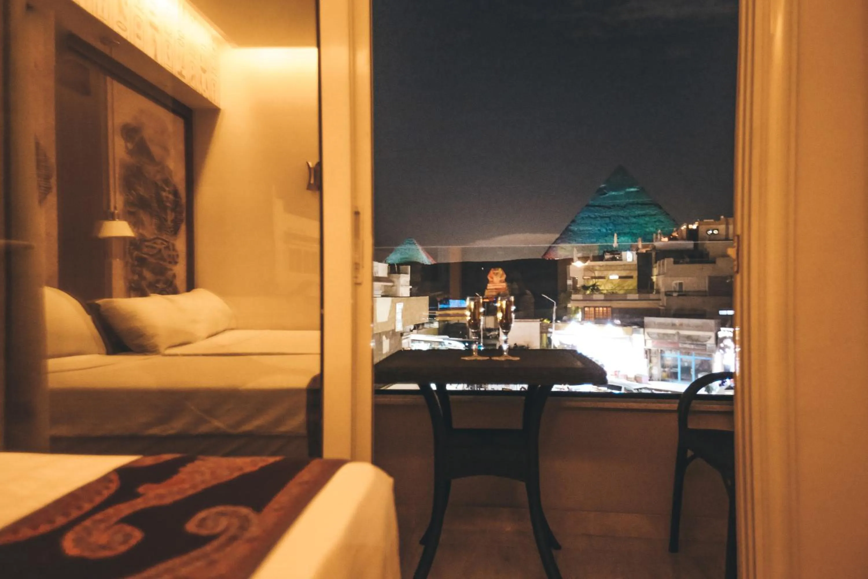 Night, Bed in Sky Pyramids View Inn