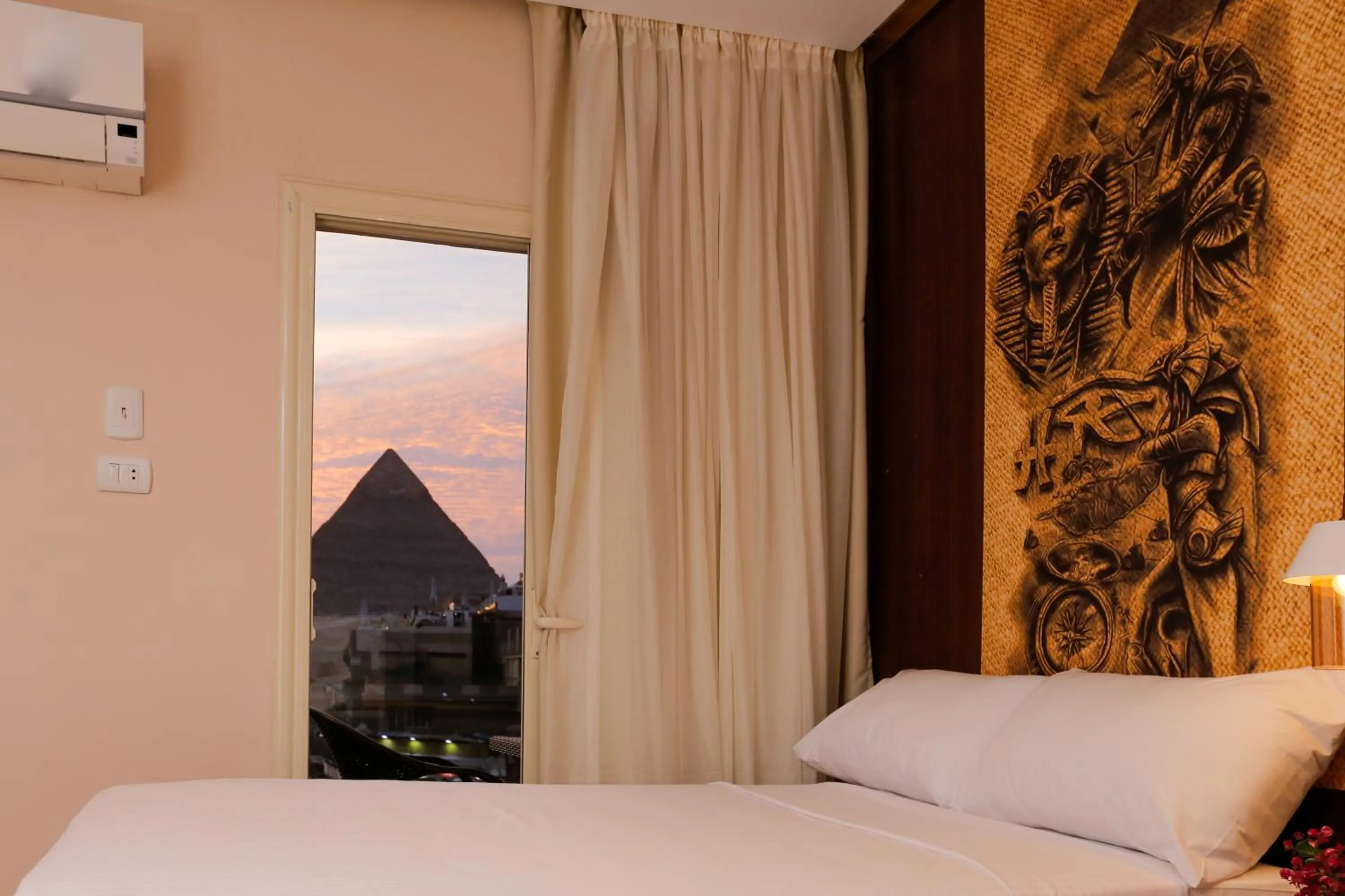 Bed in Sky Pyramids View Inn