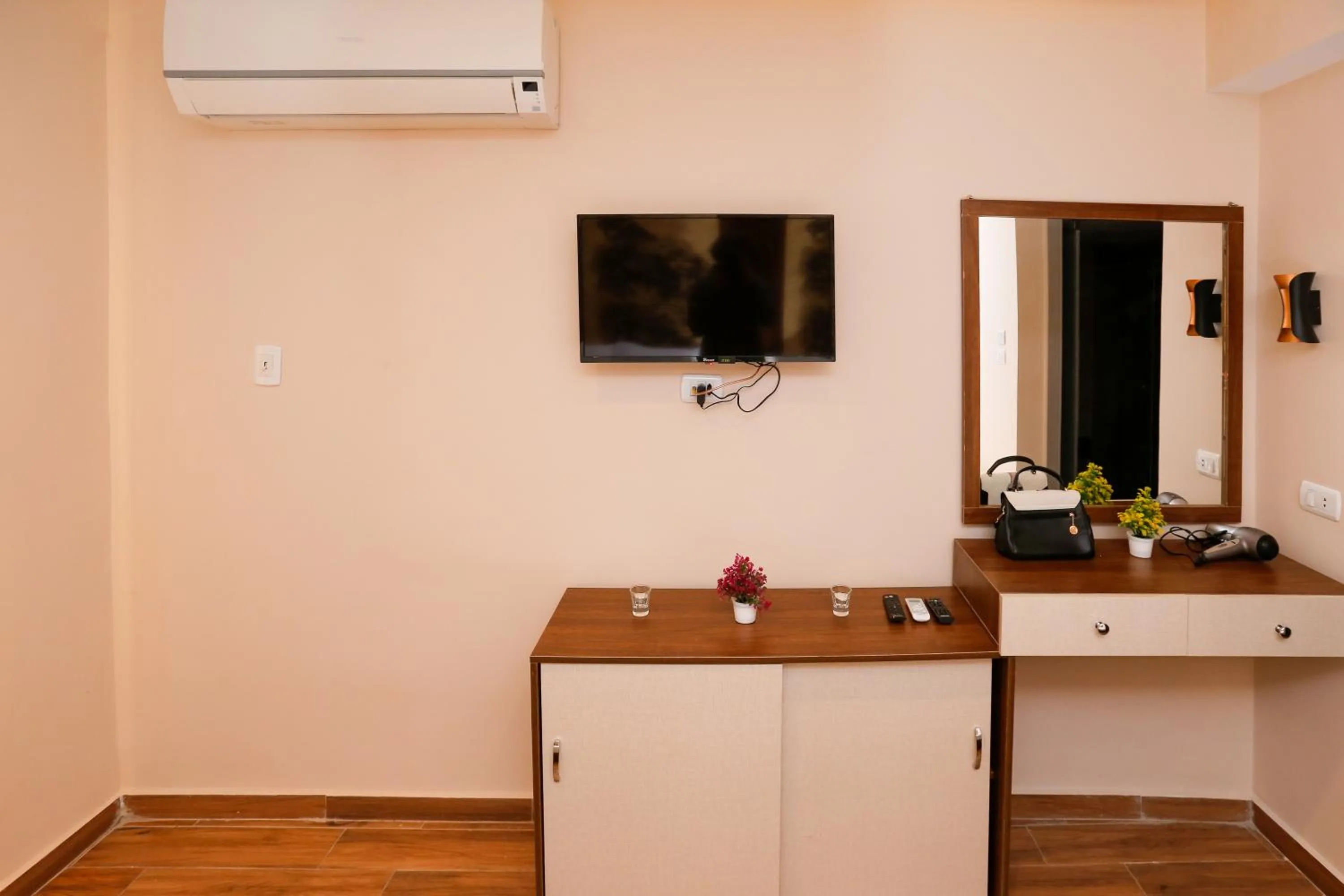 TV and multimedia in Sky Pyramids View Inn