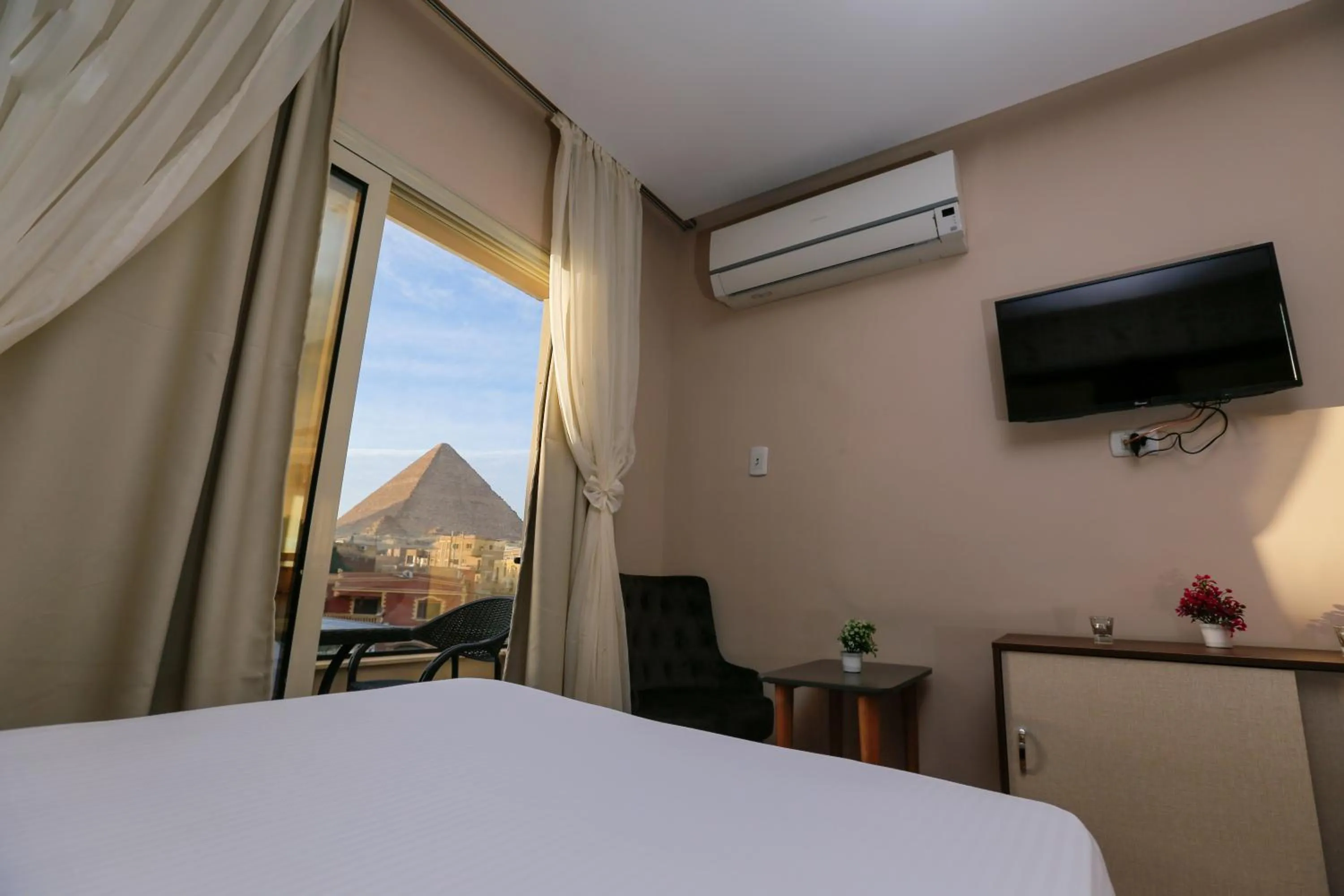 Bed in Sky Pyramids View Inn