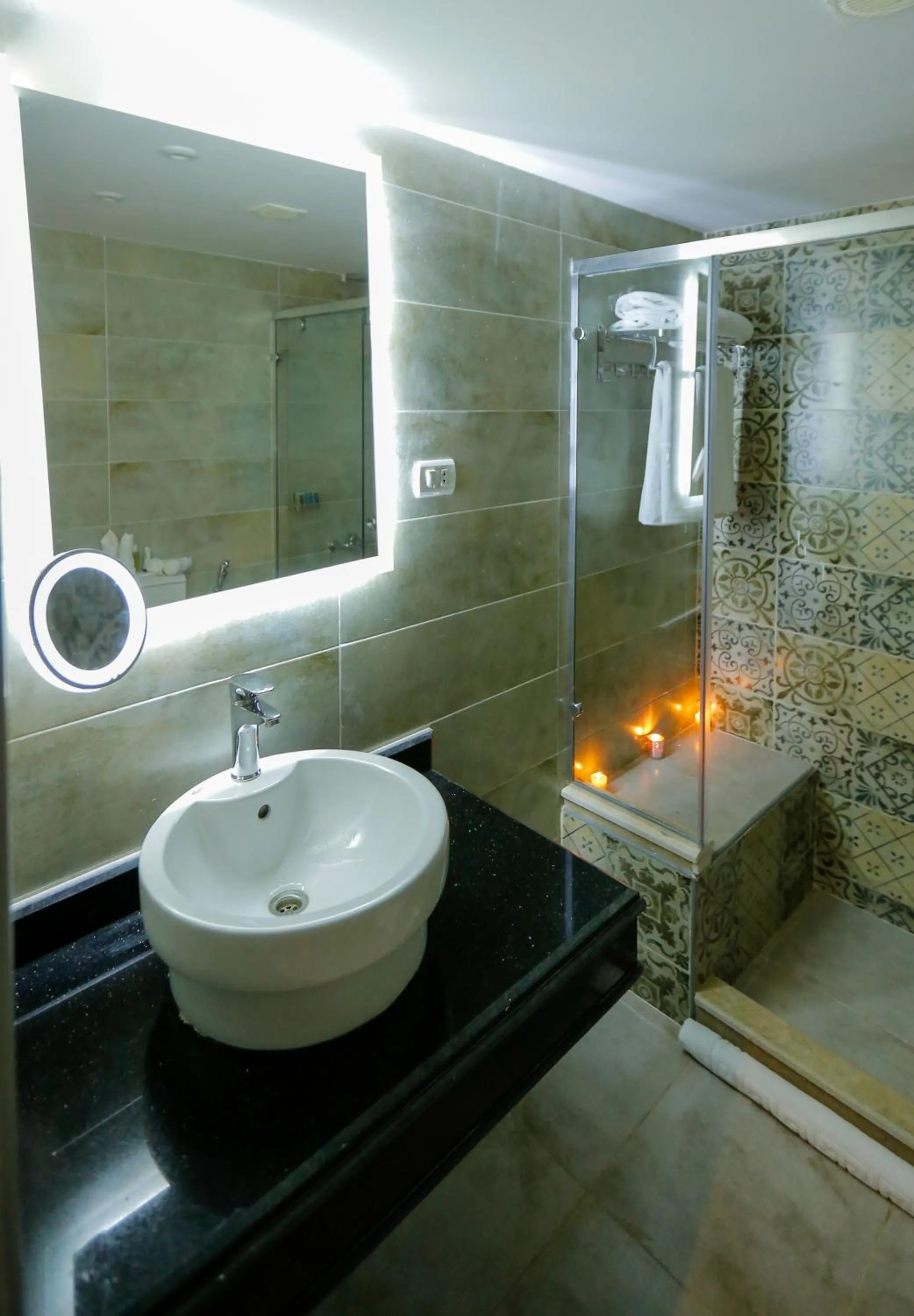 Shower in Sky Pyramids View Inn