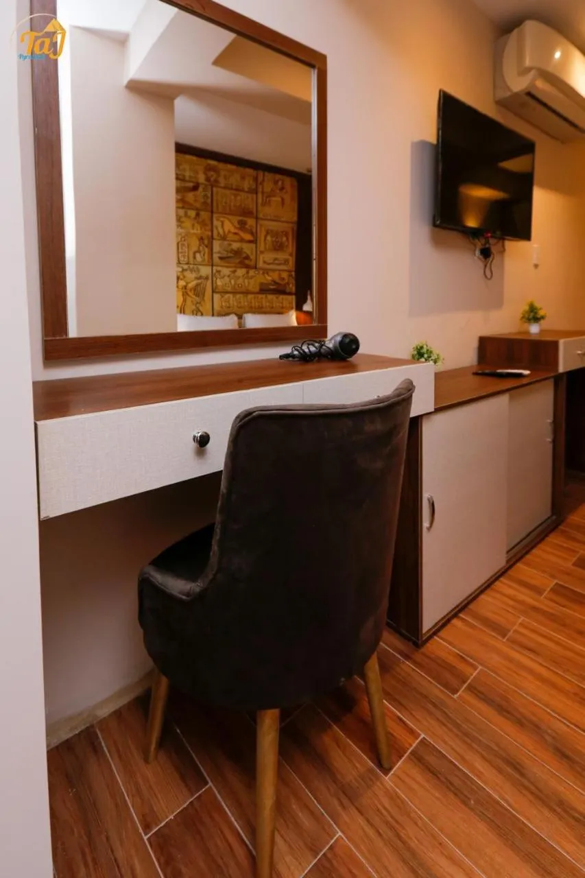 TV and multimedia in Sky Pyramids View Inn