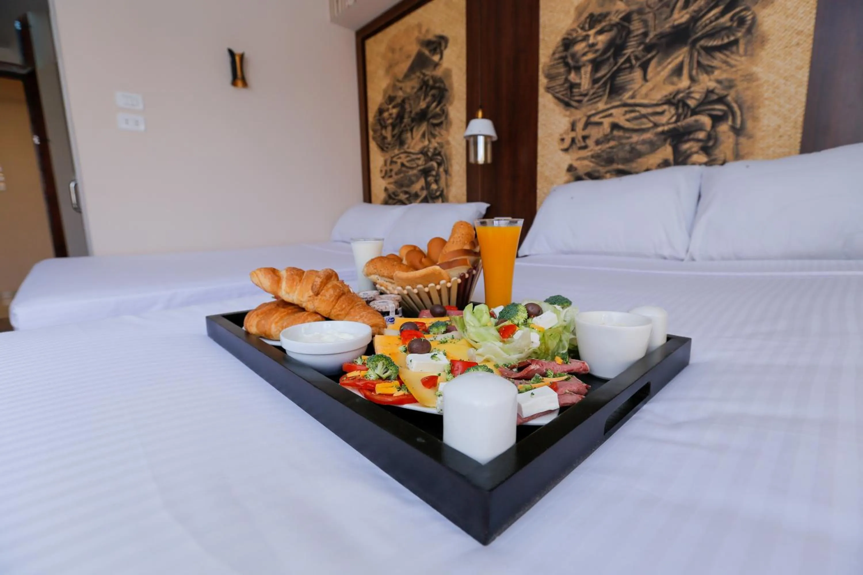 Bed in Sky Pyramids View Inn