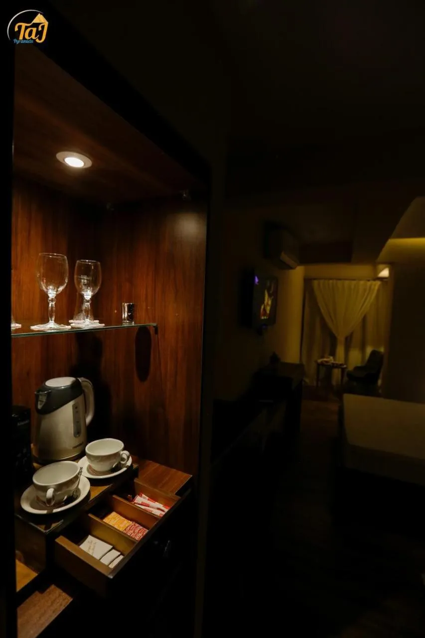 Photo of the whole room, Bed in Sky Pyramids View Inn