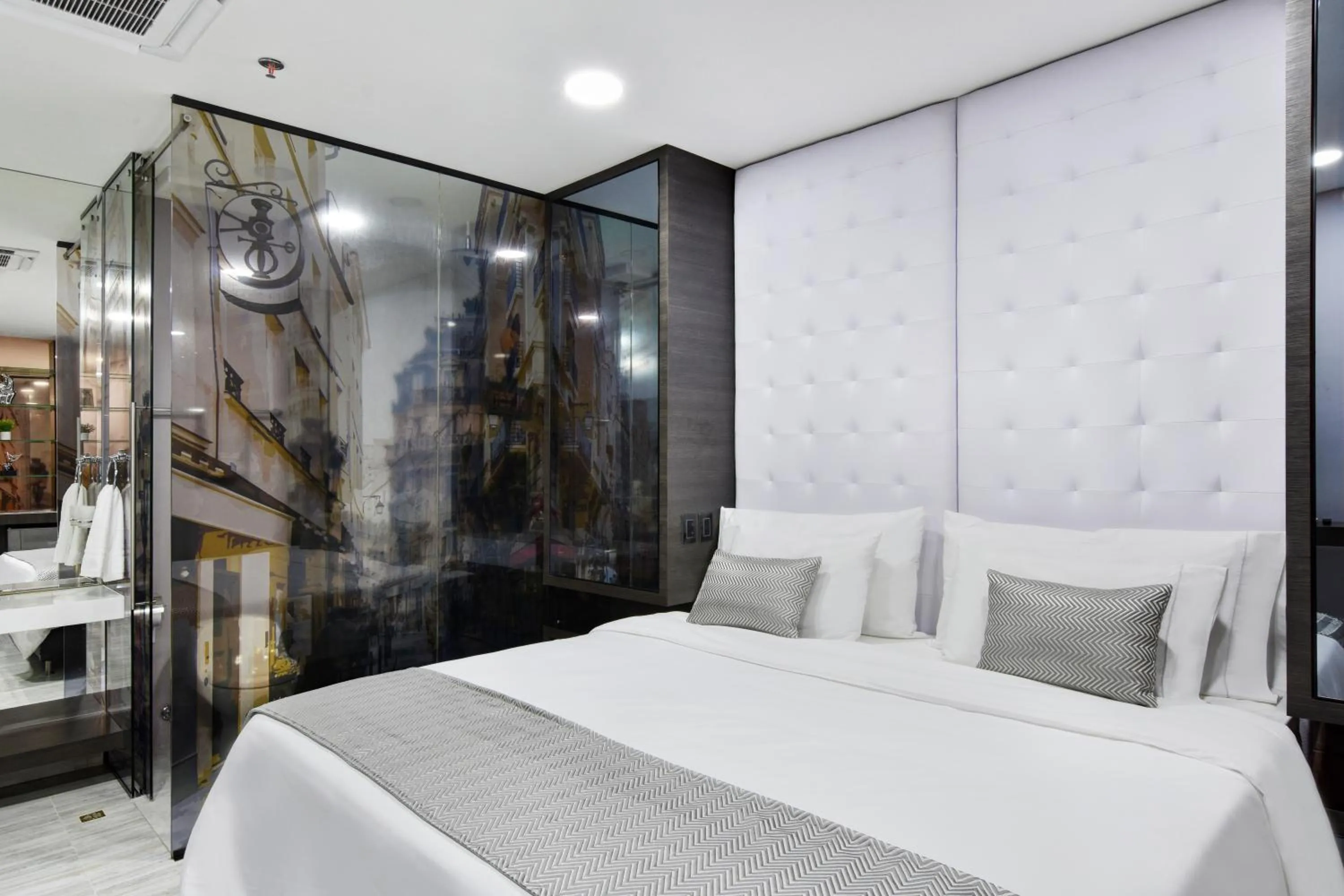 Photo of the whole room in 1Million Luxury Suites