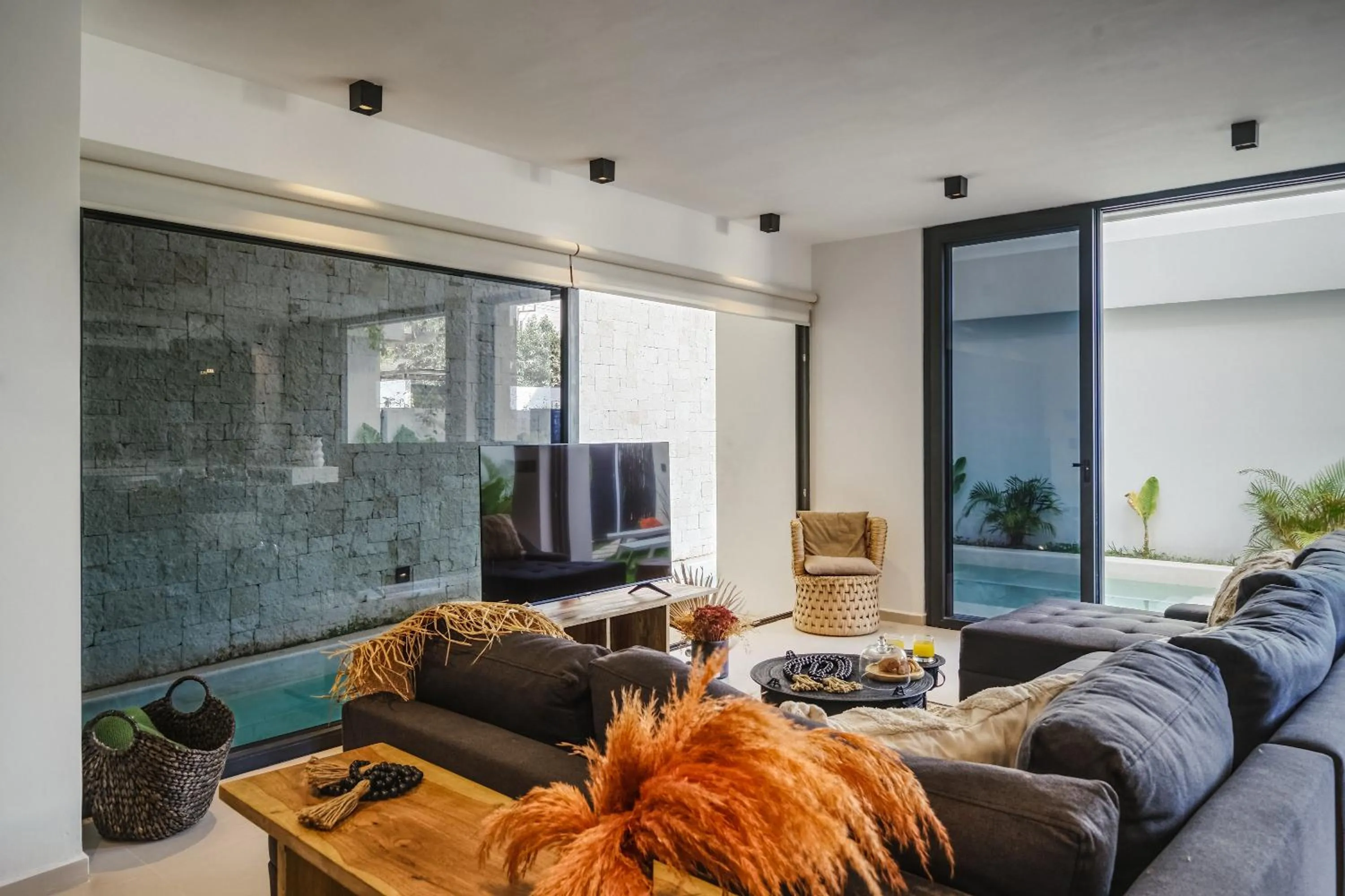 TV and multimedia in 2BR Coworking Freestanding Bathtub Private Pool