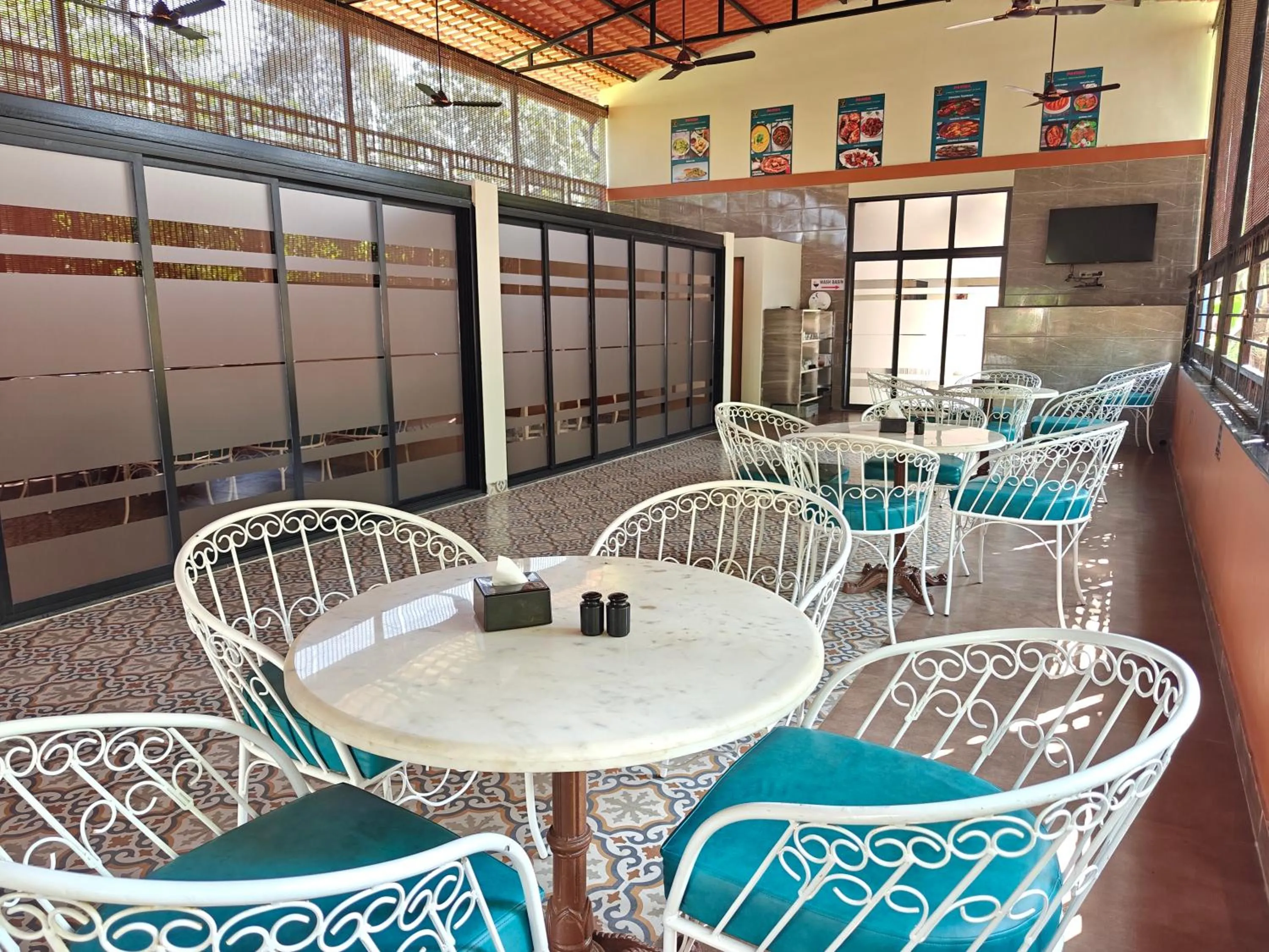 Restaurant/places to eat in Raaj Resort