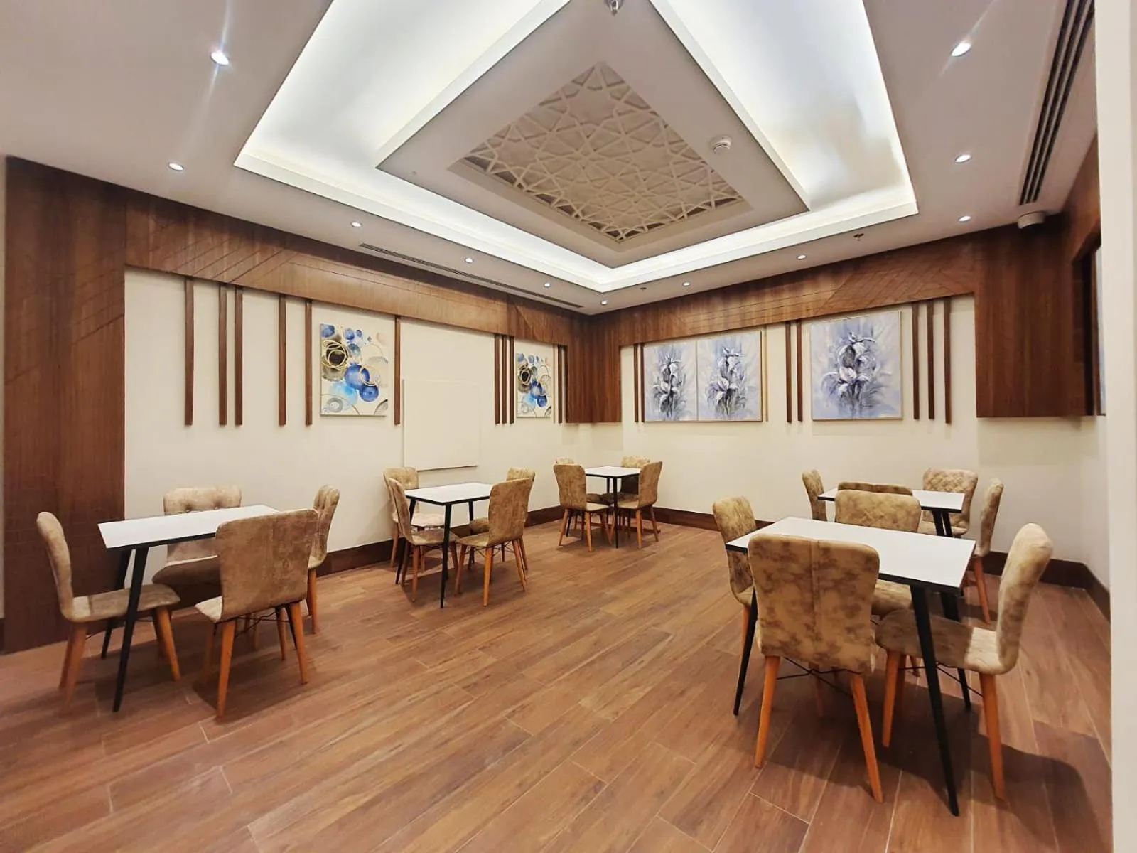 Restaurant/places to eat in Abraj Royal Hotel