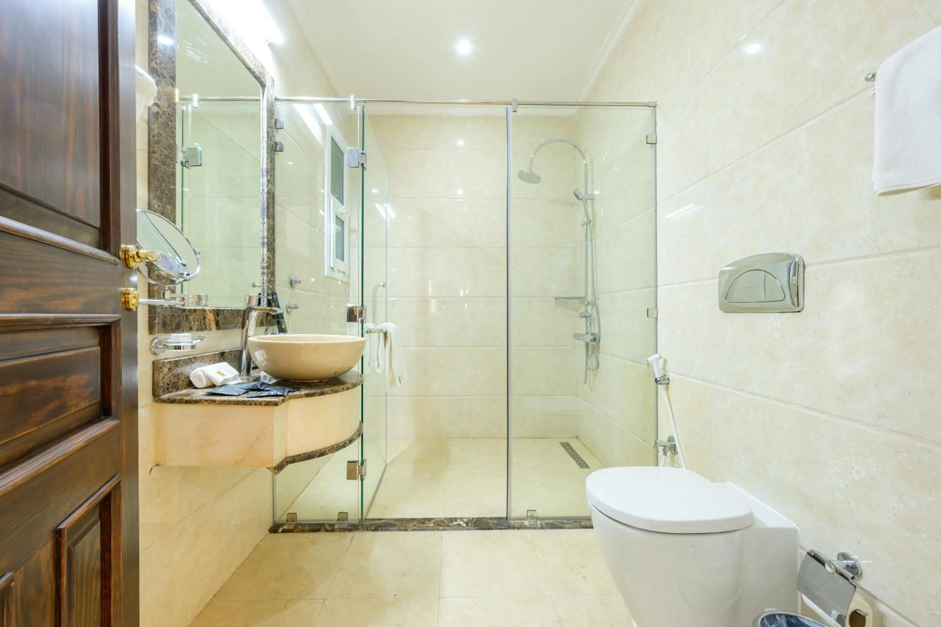 Shower in Abraj Royal Hotel