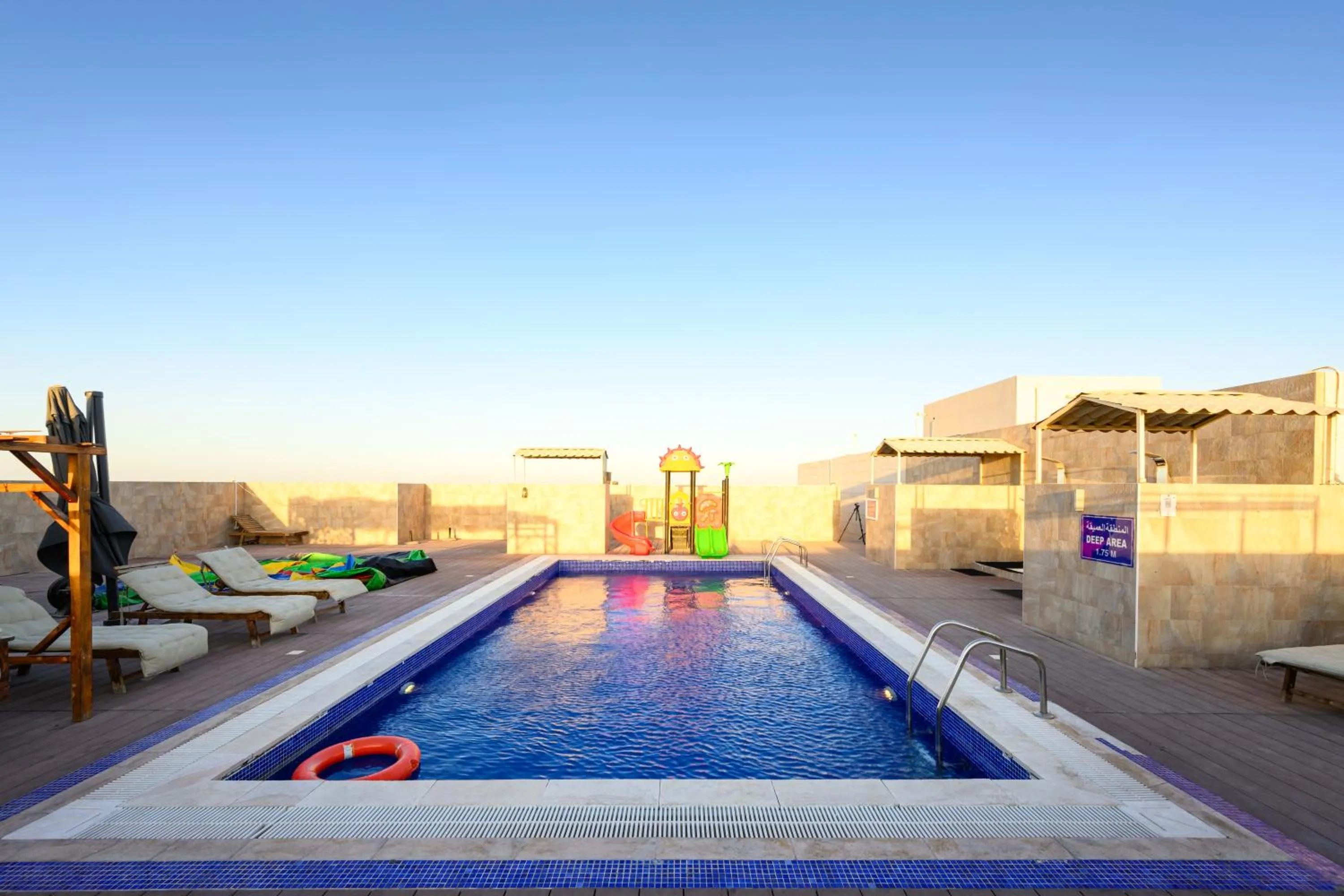 Swimming pool in Abraj Royal Hotel