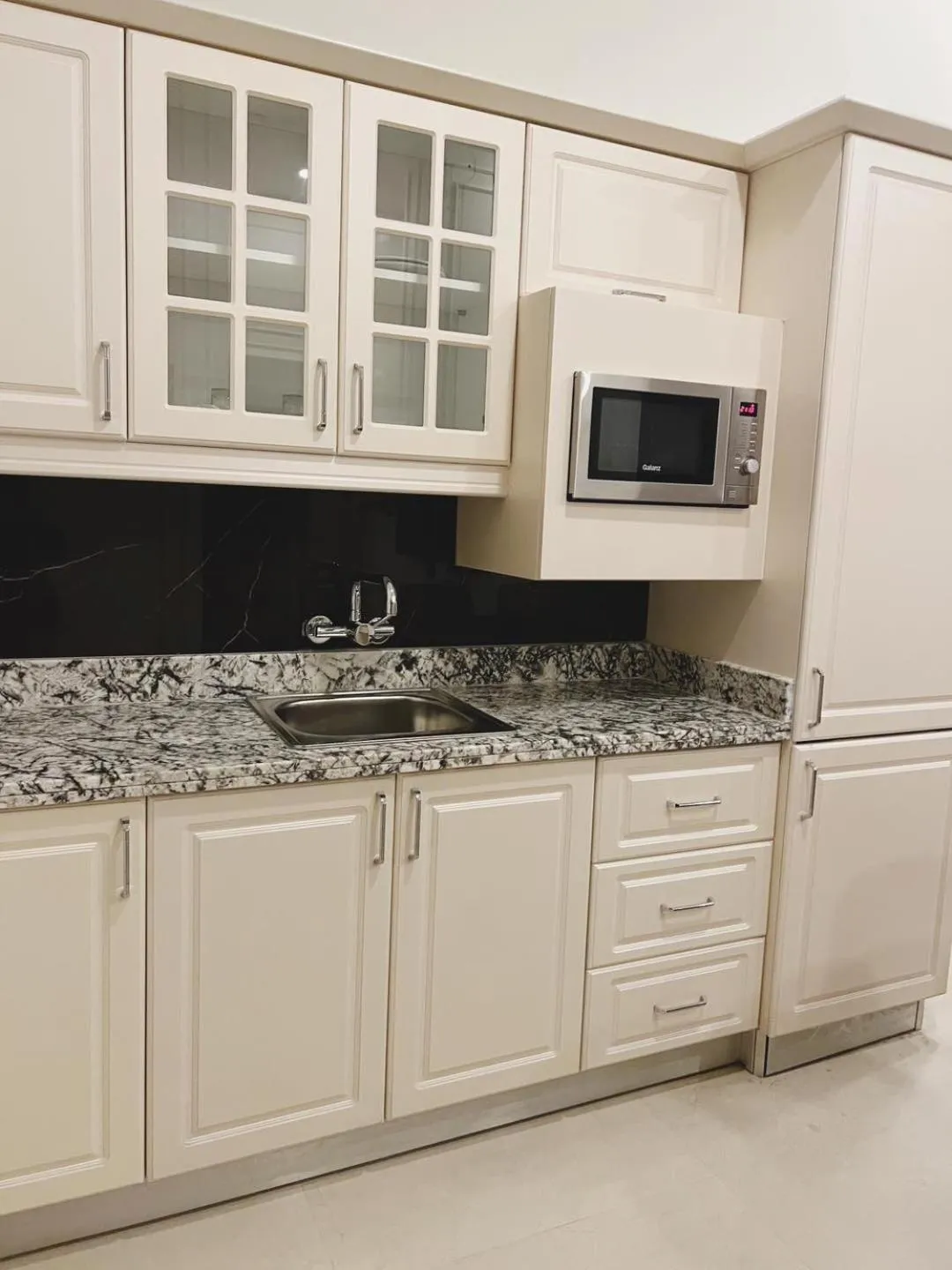 Kitchen or kitchenette in Abraj Royal Hotel