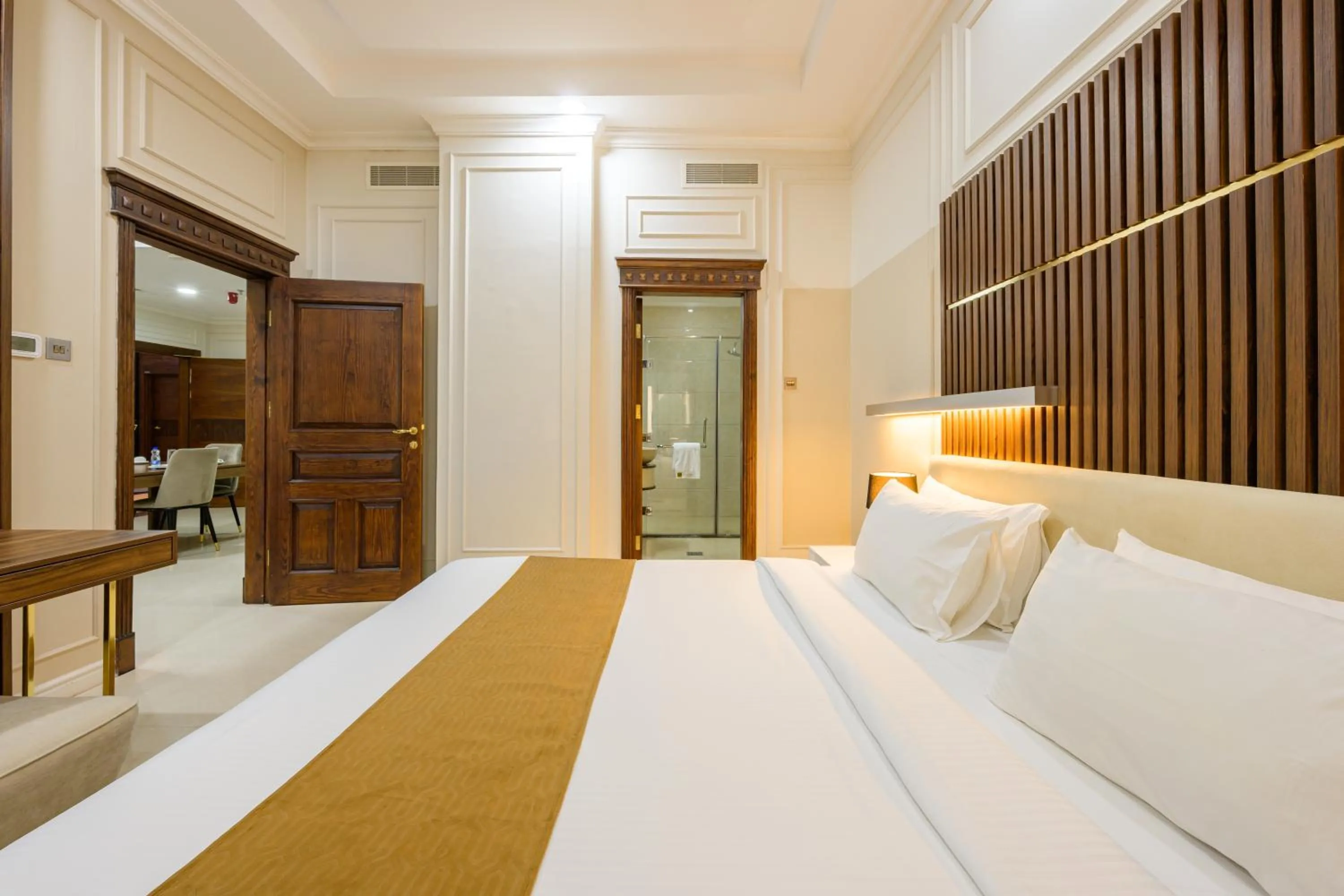 Shower, Bed in Abraj Royal Hotel