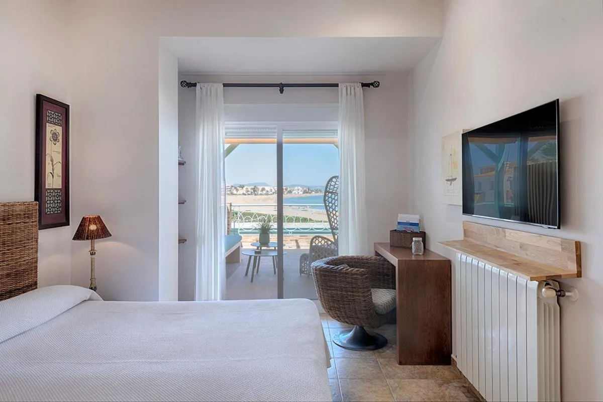 Balcony/Terrace, Bed in Hotel Noguera Mar