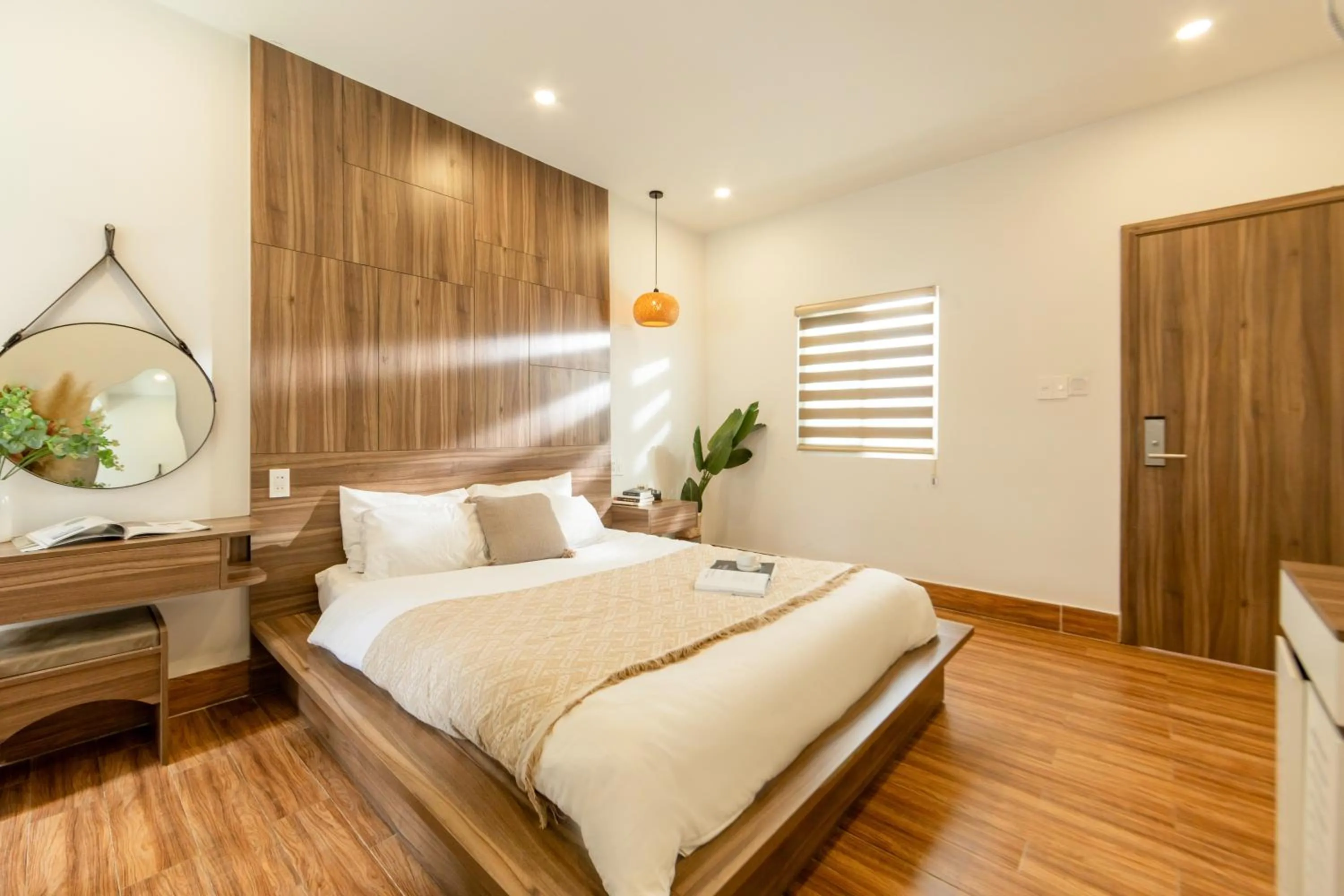 Photo of the whole room, Bed in The Morris Central Hotel - O'TEL