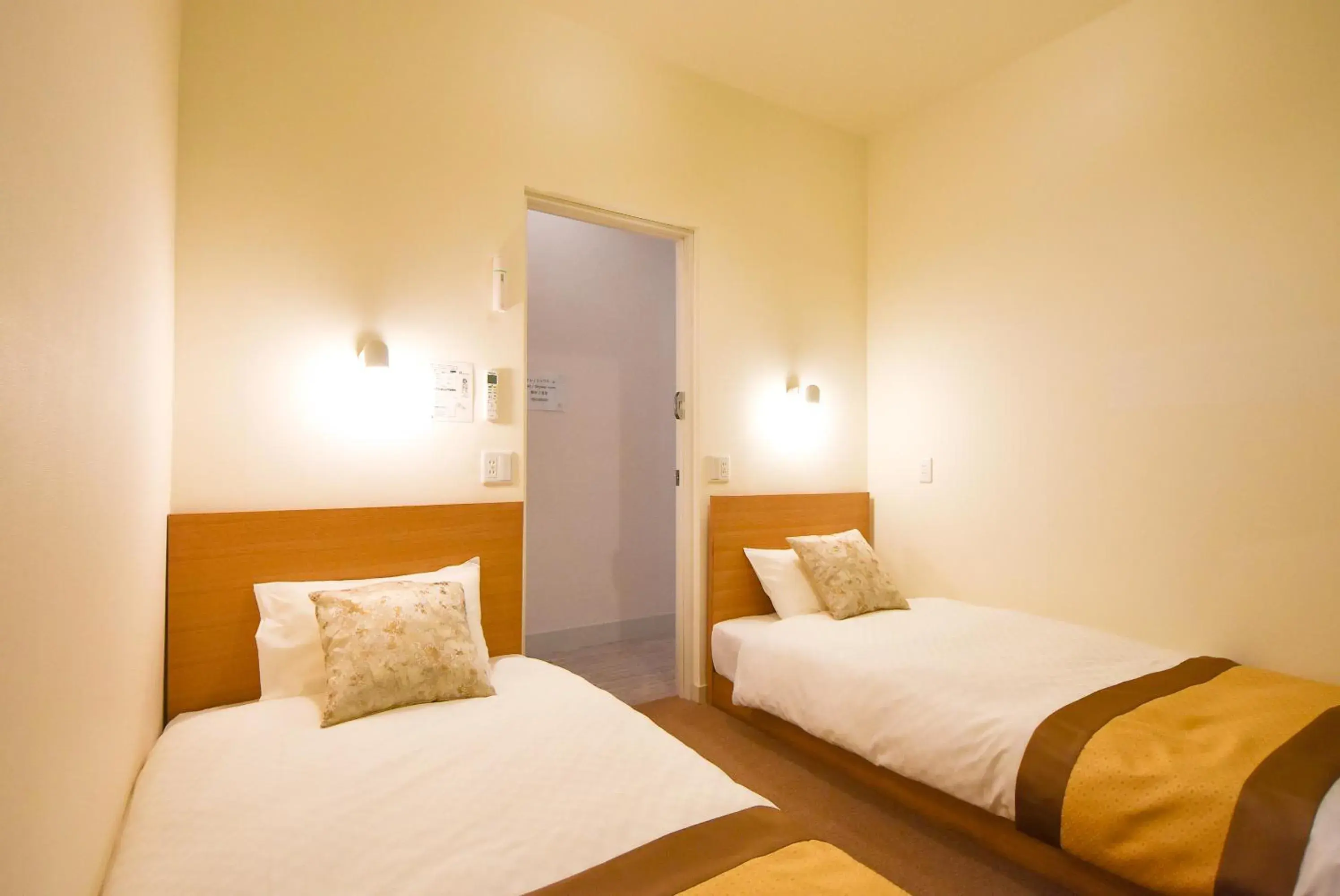 Twin Room with Shared Bathroom - single occupancy in Comfy Stay Sarusawaike Twin Room with Shared Bathroom - single occupancy in Comfy Stay Sarusawaike