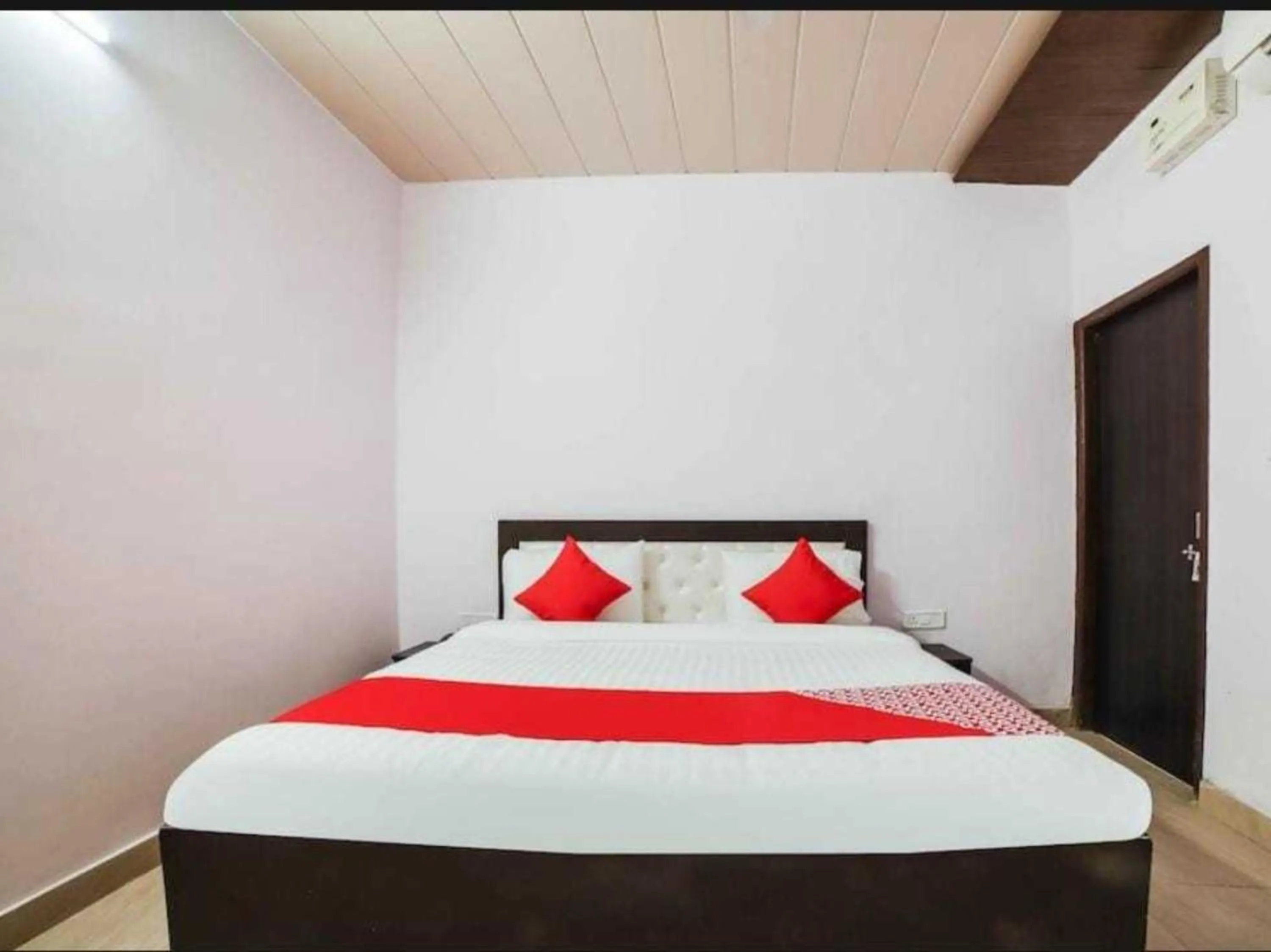 Photo of the whole room, Bed in Hotel O KL khari Near Ashoka Park Mein Metro