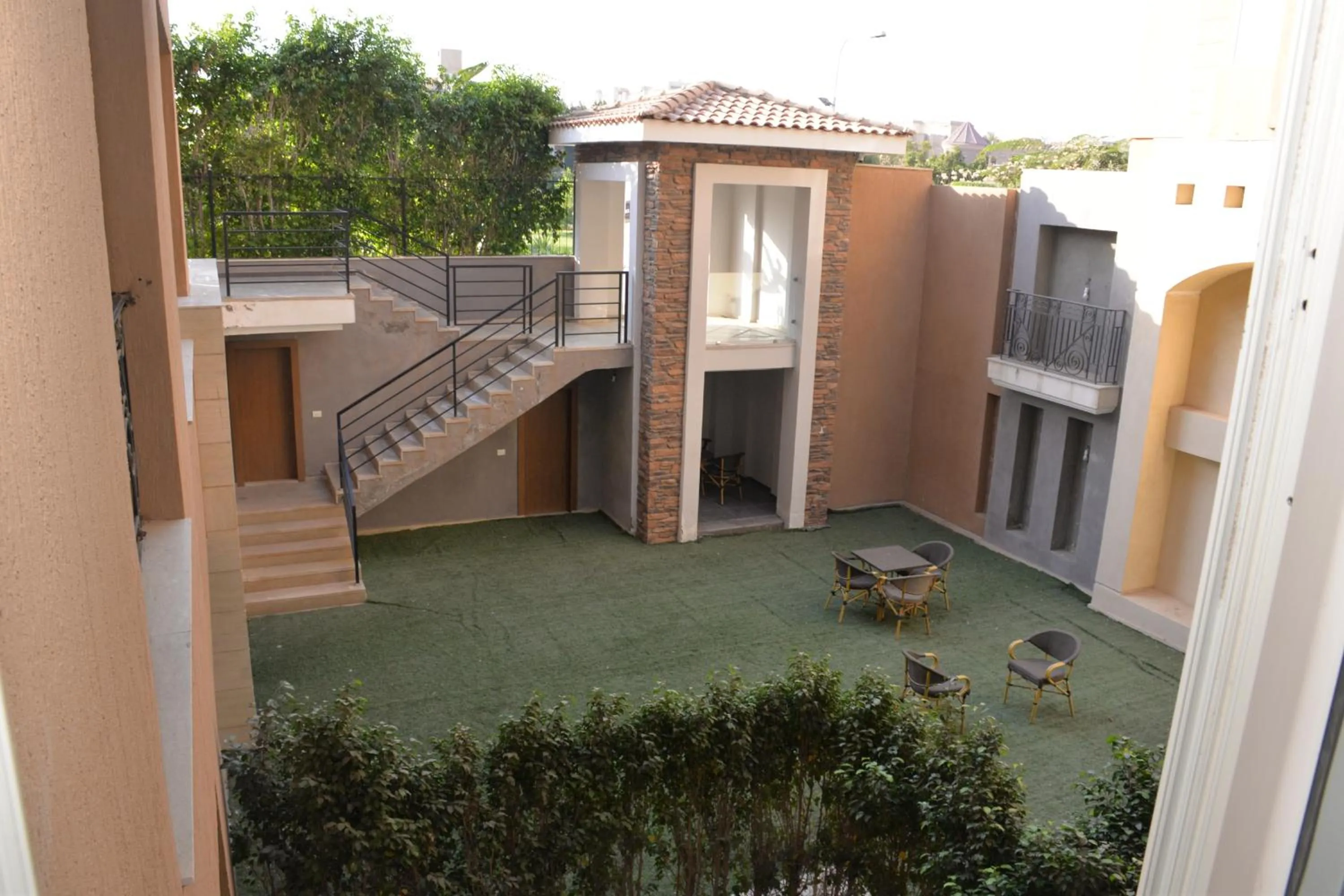 Property building in Maison 7