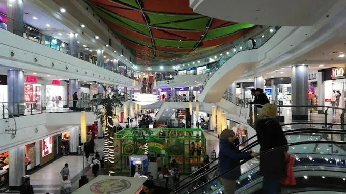 Entertainment in Maison 7