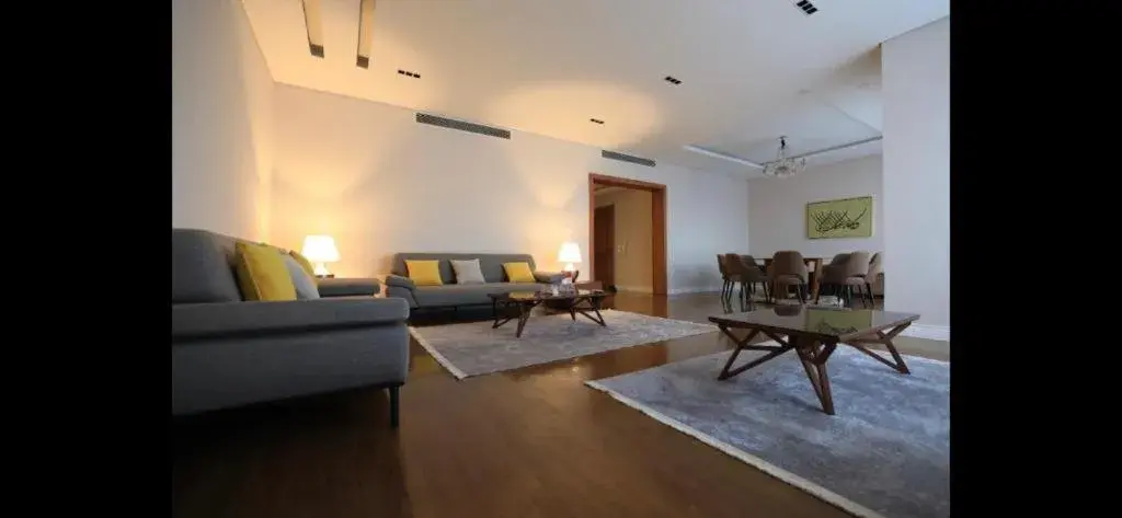 Three-Bedroom Apartment with Balcony in Maison 7 Three-Bedroom Apartment with Balcony in Maison 7