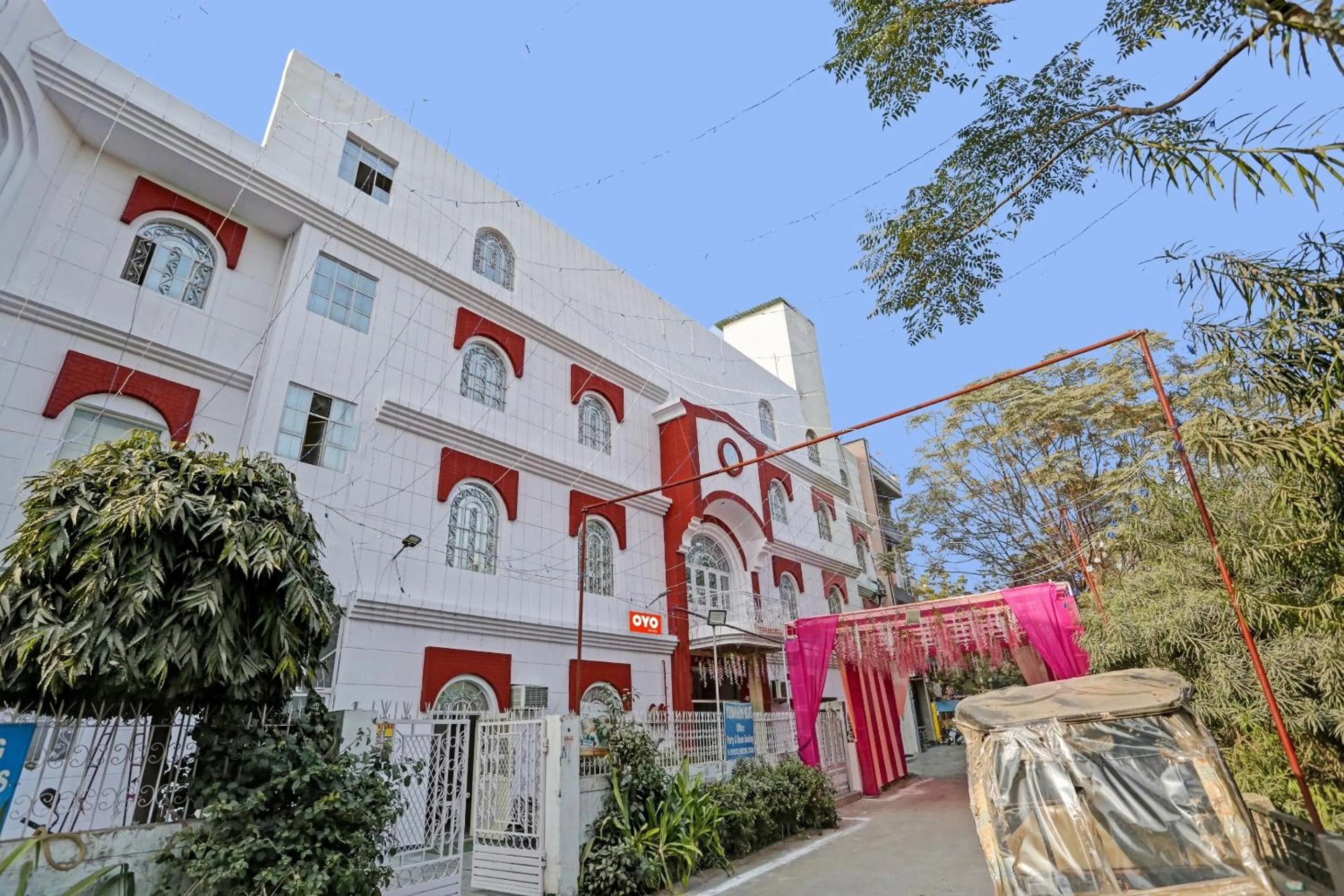 Facade/entrance in Hotel O Raas Near Hira Sweet
