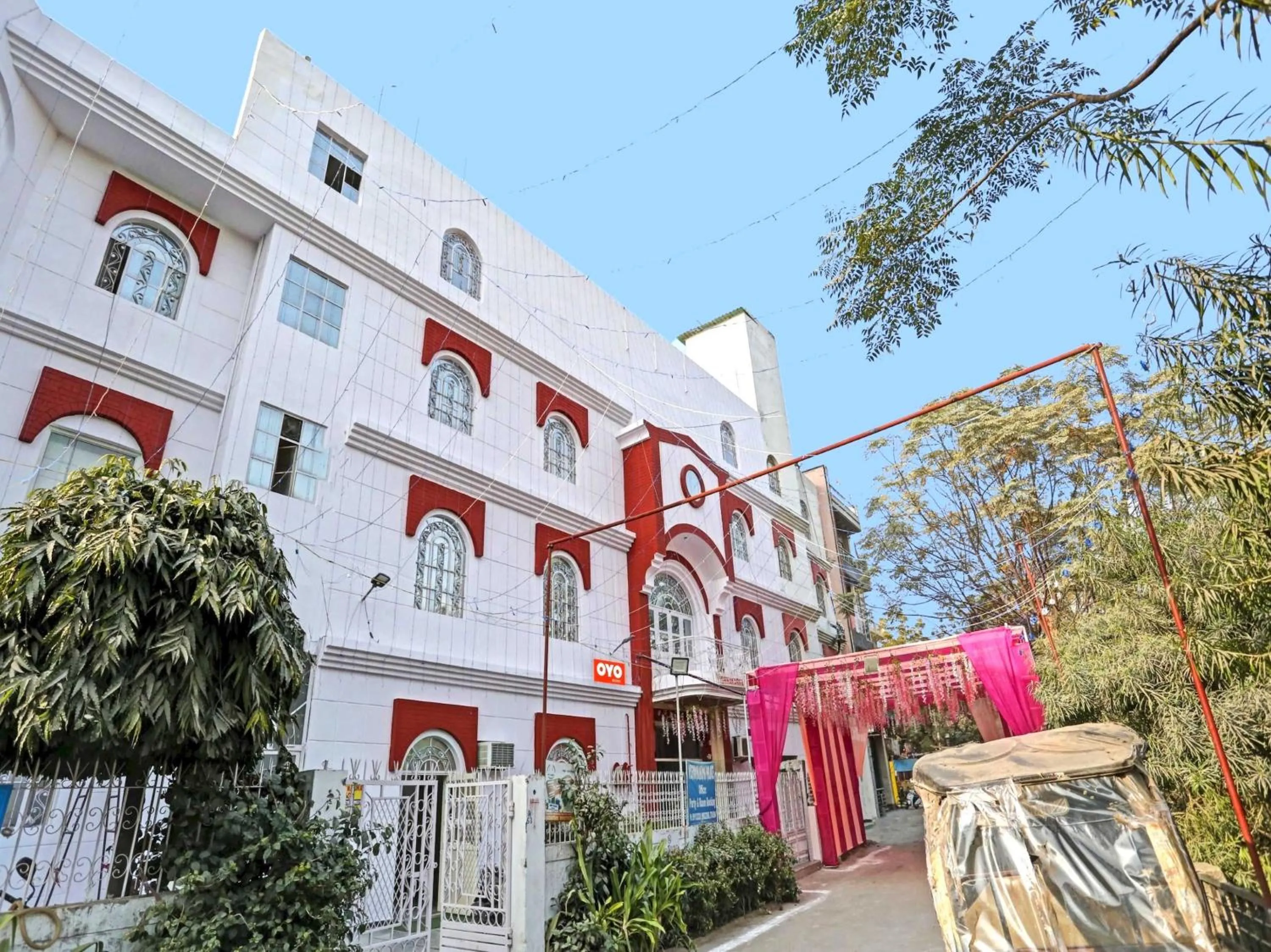 Facade/entrance in Hotel O Raas Near Hira Sweet