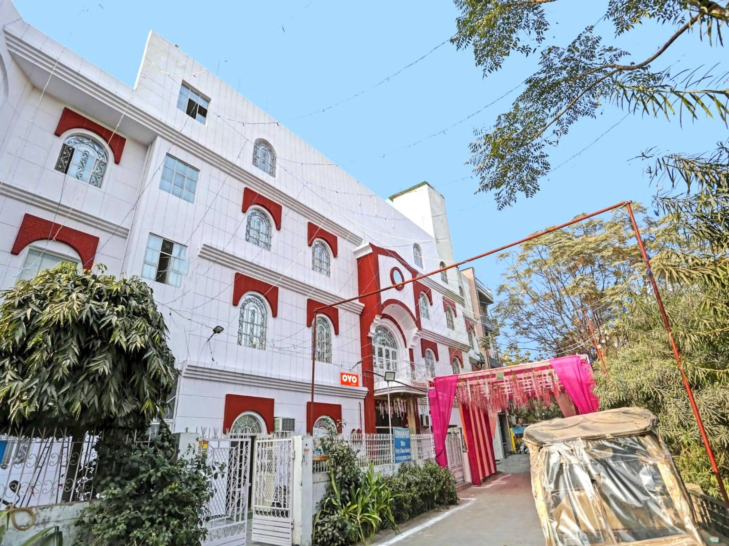 Facade/entrance in Hotel O Raas Near Hira Sweet