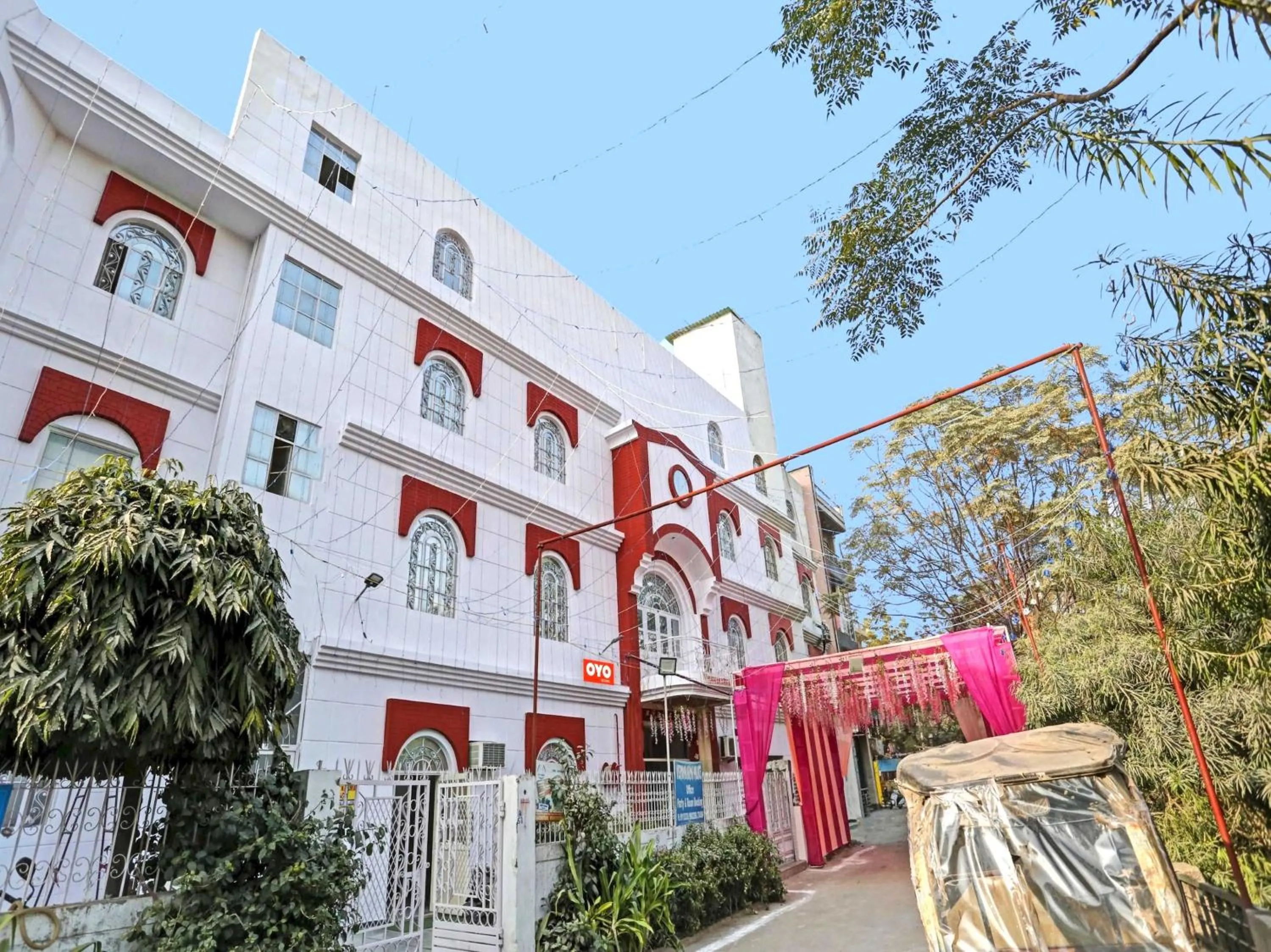 Facade/entrance in Hotel O Raas Near Hira Sweet
