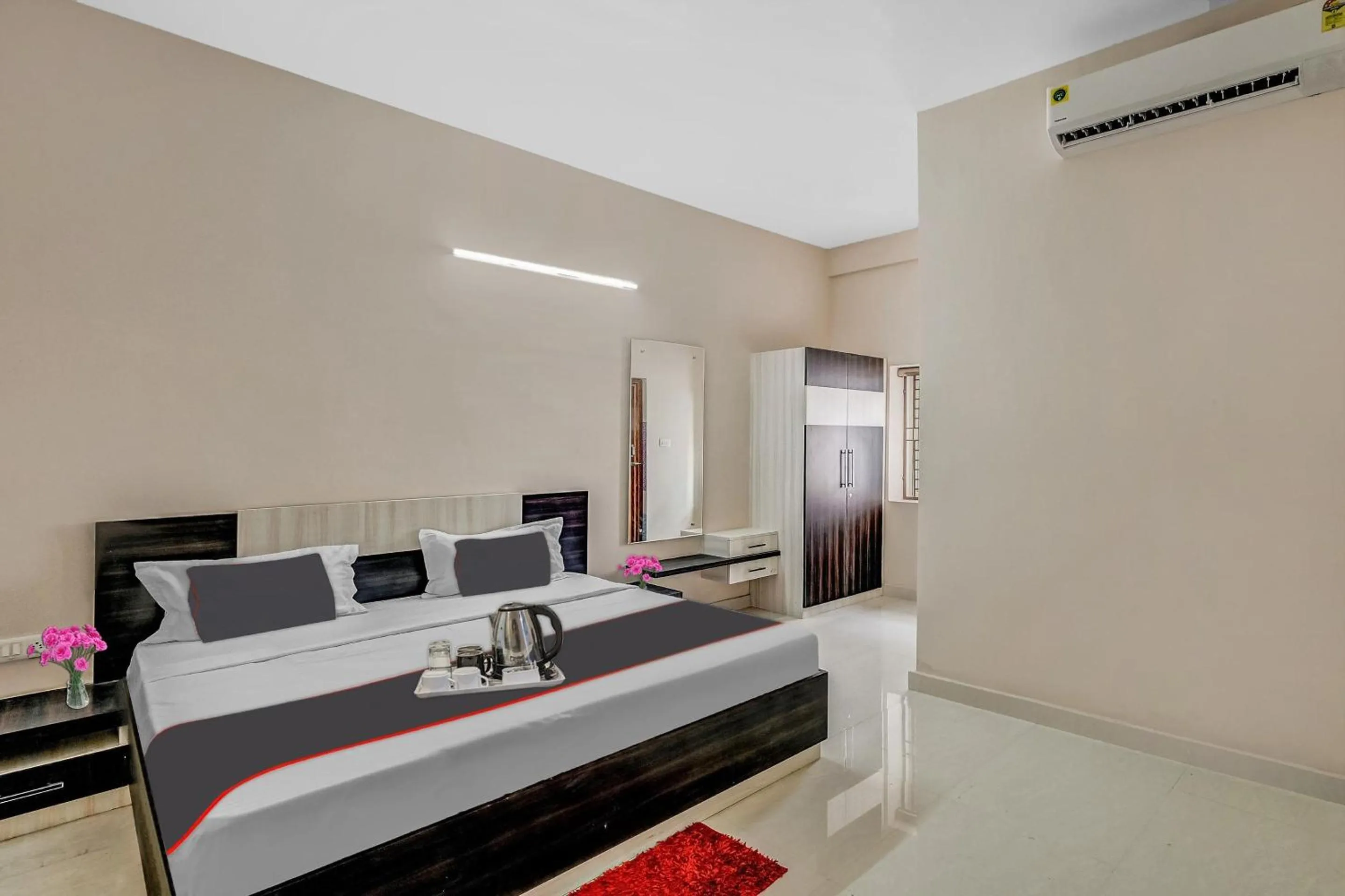 Bedroom in Capital O Sri Krishna Palace Near Sum Hospital