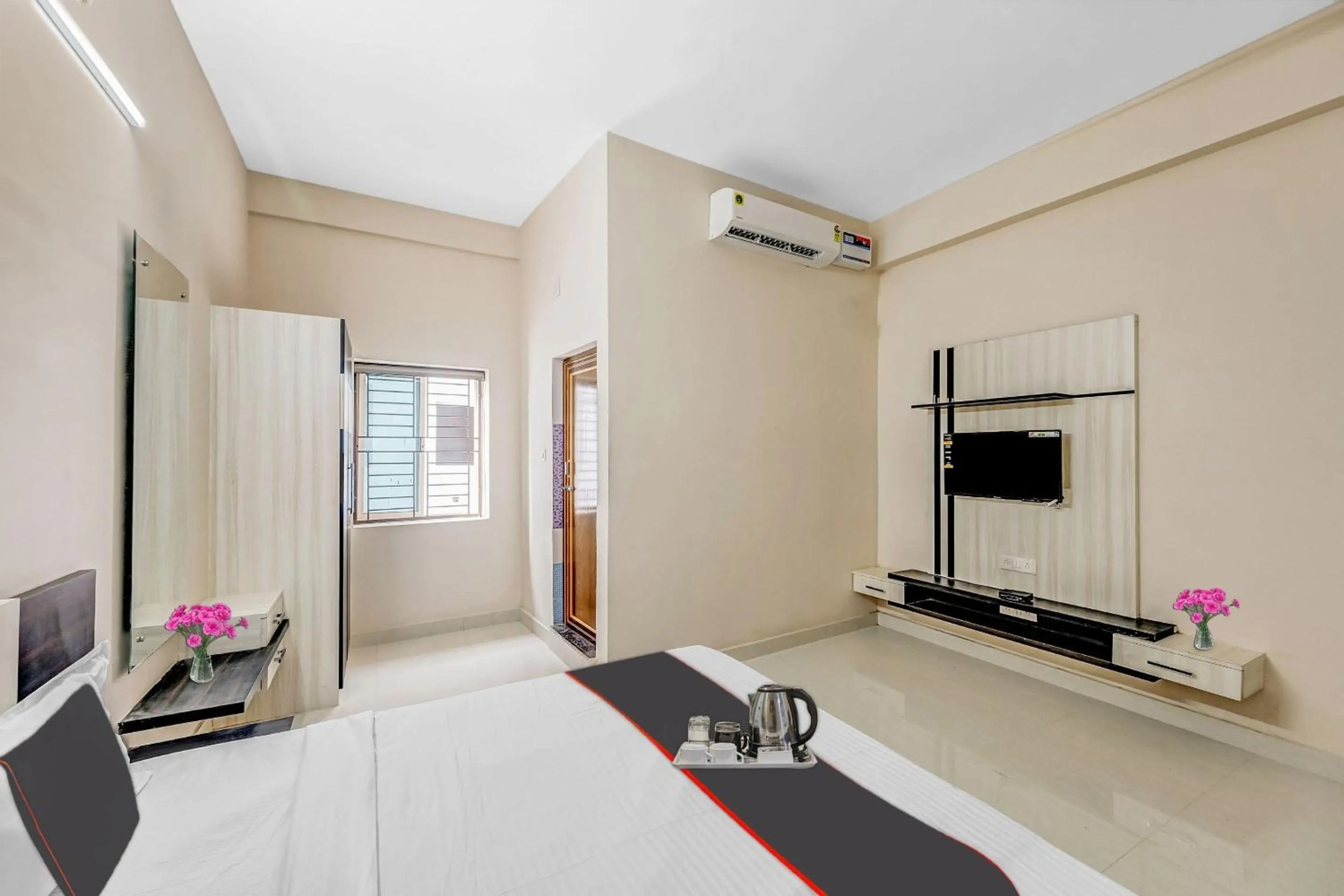 Bedroom in Capital O Sri Krishna Palace Near Sum Hospital