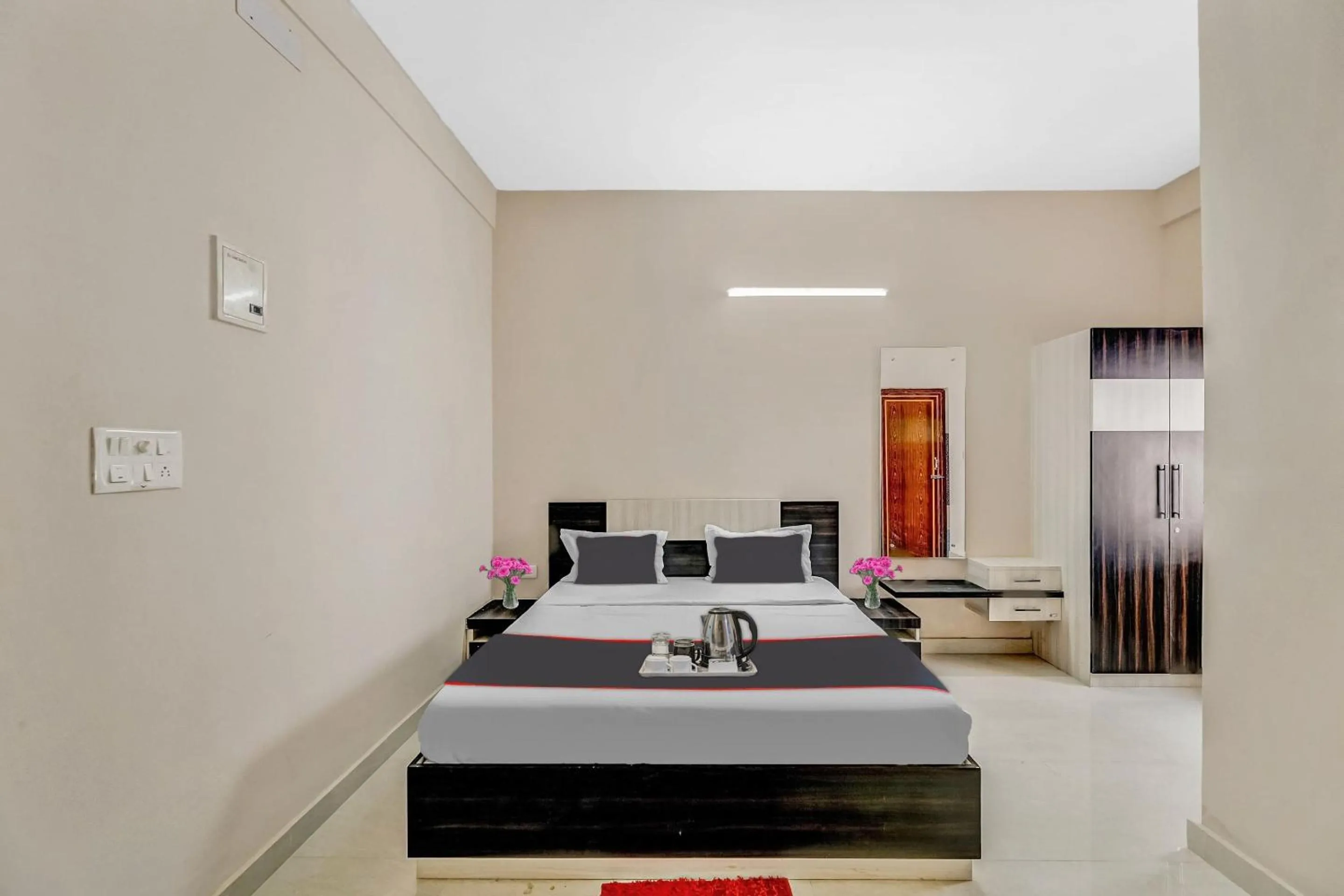 Bedroom in Capital O Sri Krishna Palace Near Sum Hospital