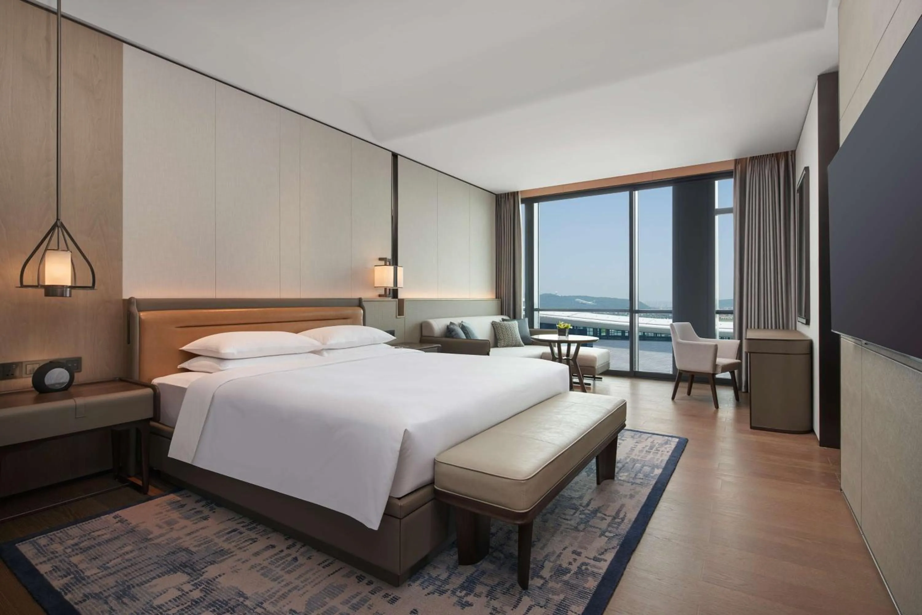 Photo of the whole room, Bed in Hyatt Regency Hangzhou International Airport