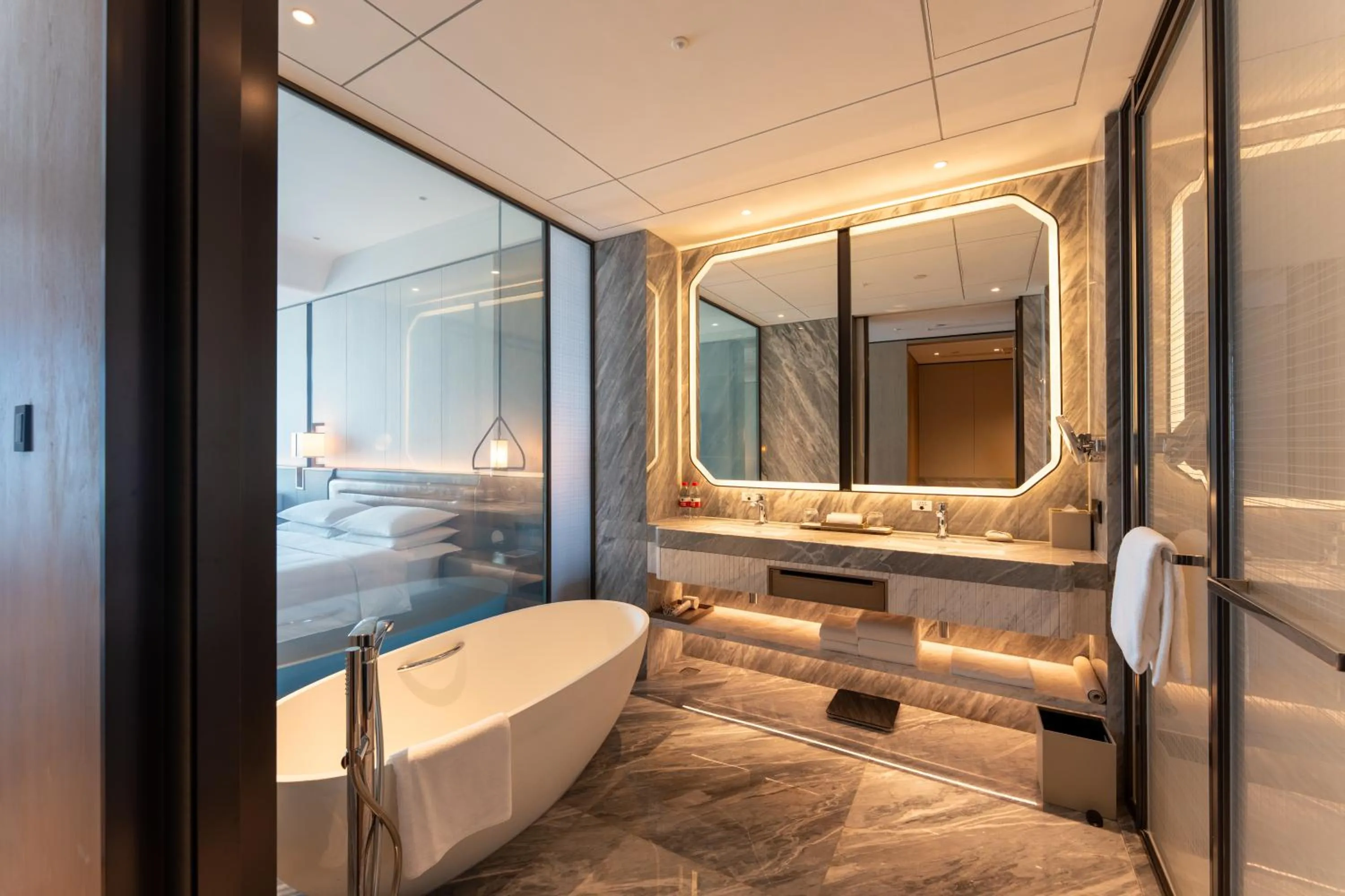 Bathroom, Bed in Hyatt Regency Hangzhou International Airport