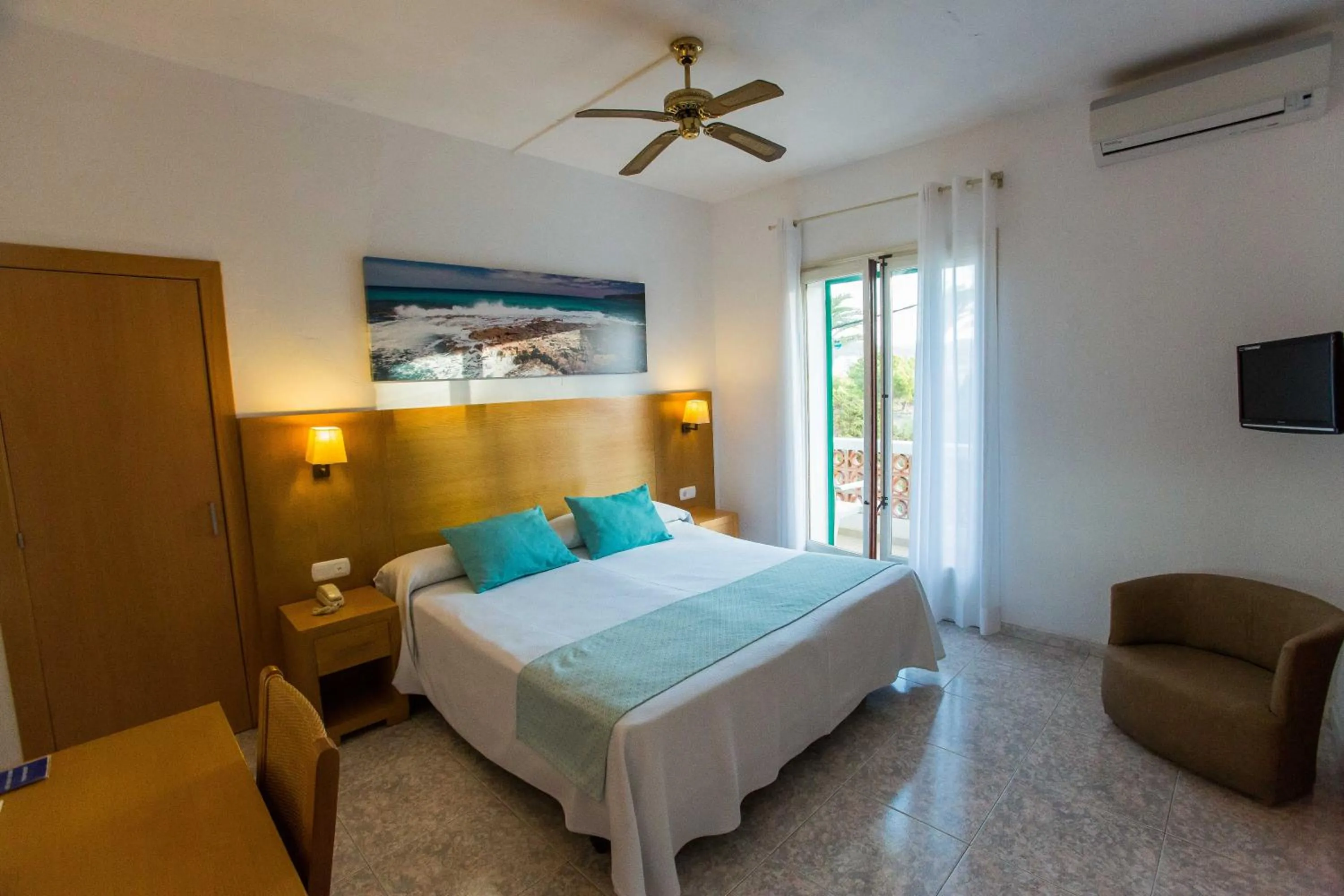 Communal lounge/ TV room in Hotel Tagomago