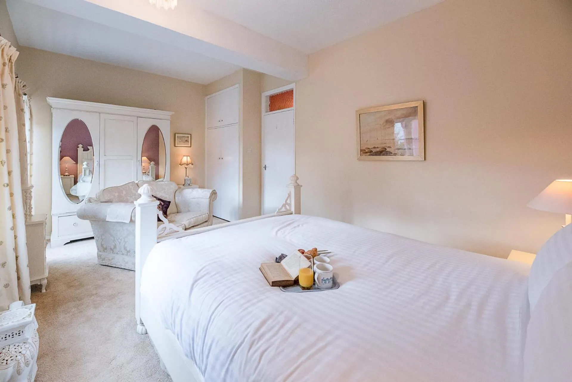 Bed in 4 Ropers Court, Lavenham