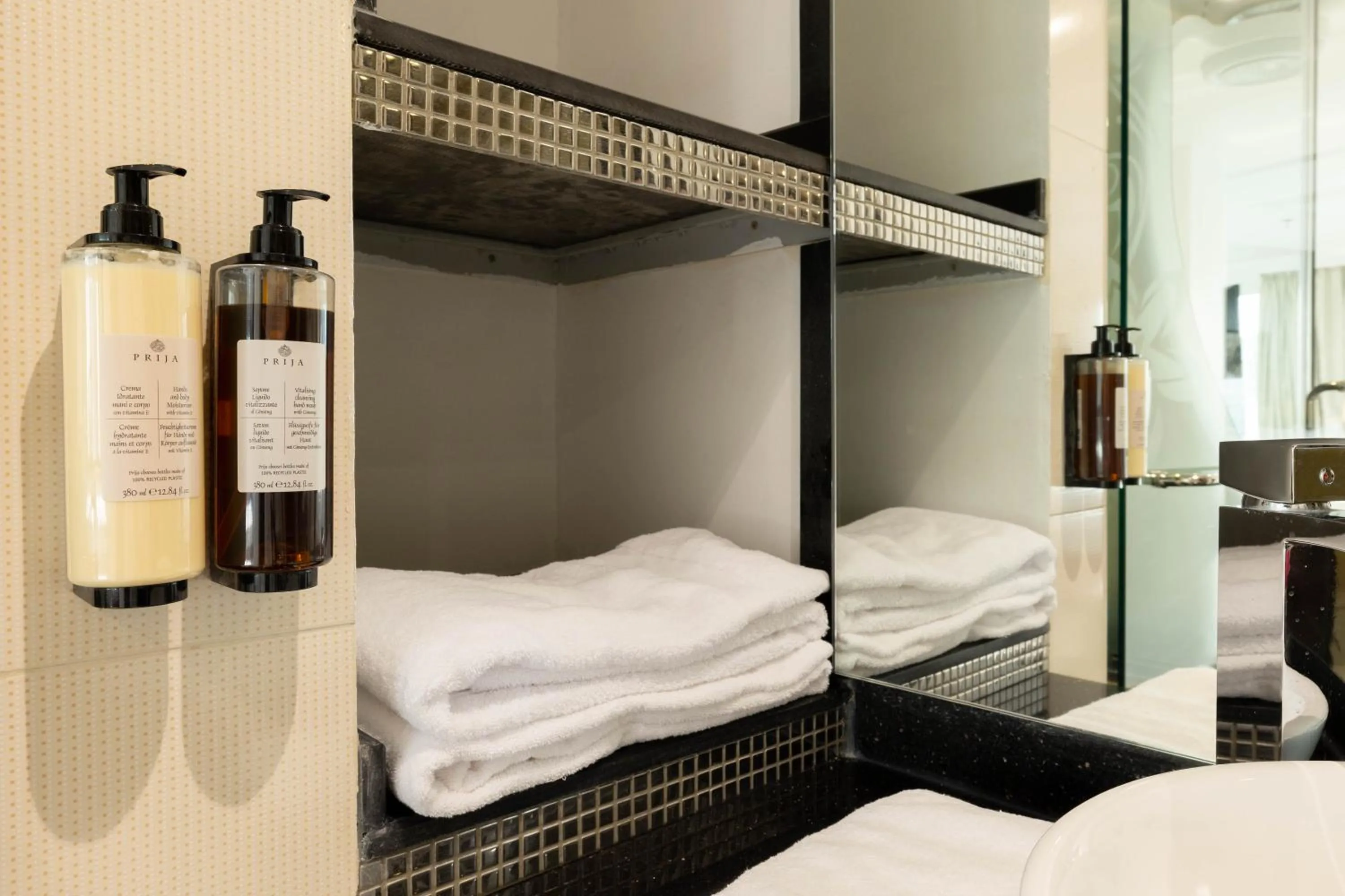 Bathroom, Bed in Mira Business Hotel