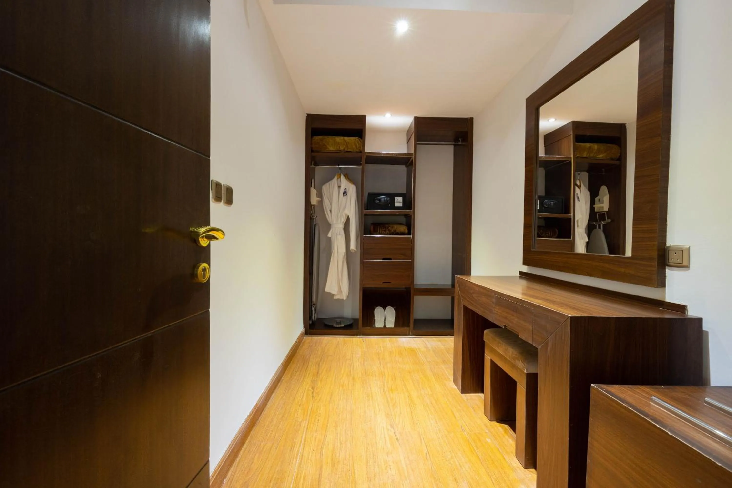 wardrobe in Mira Business Hotel