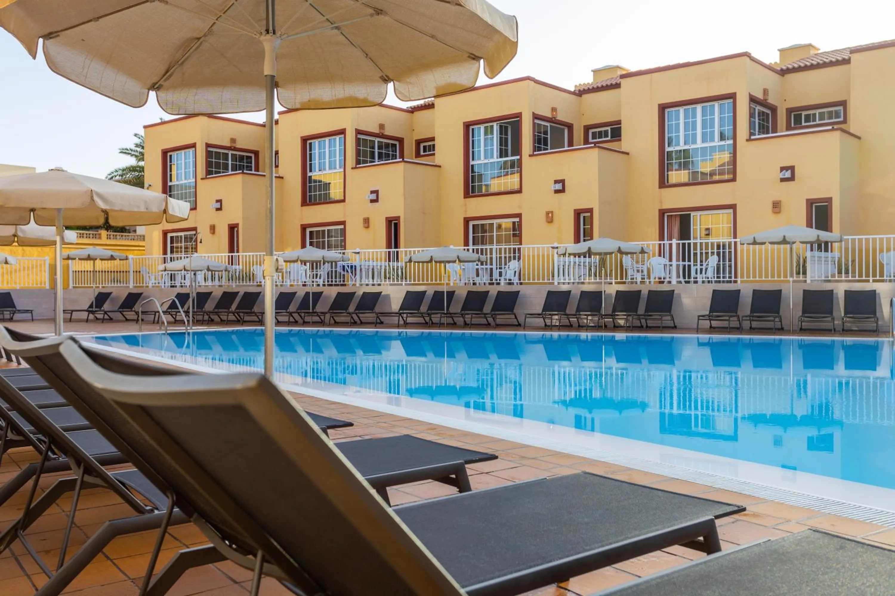 Swimming pool in Apartamentos Maxorata Beach