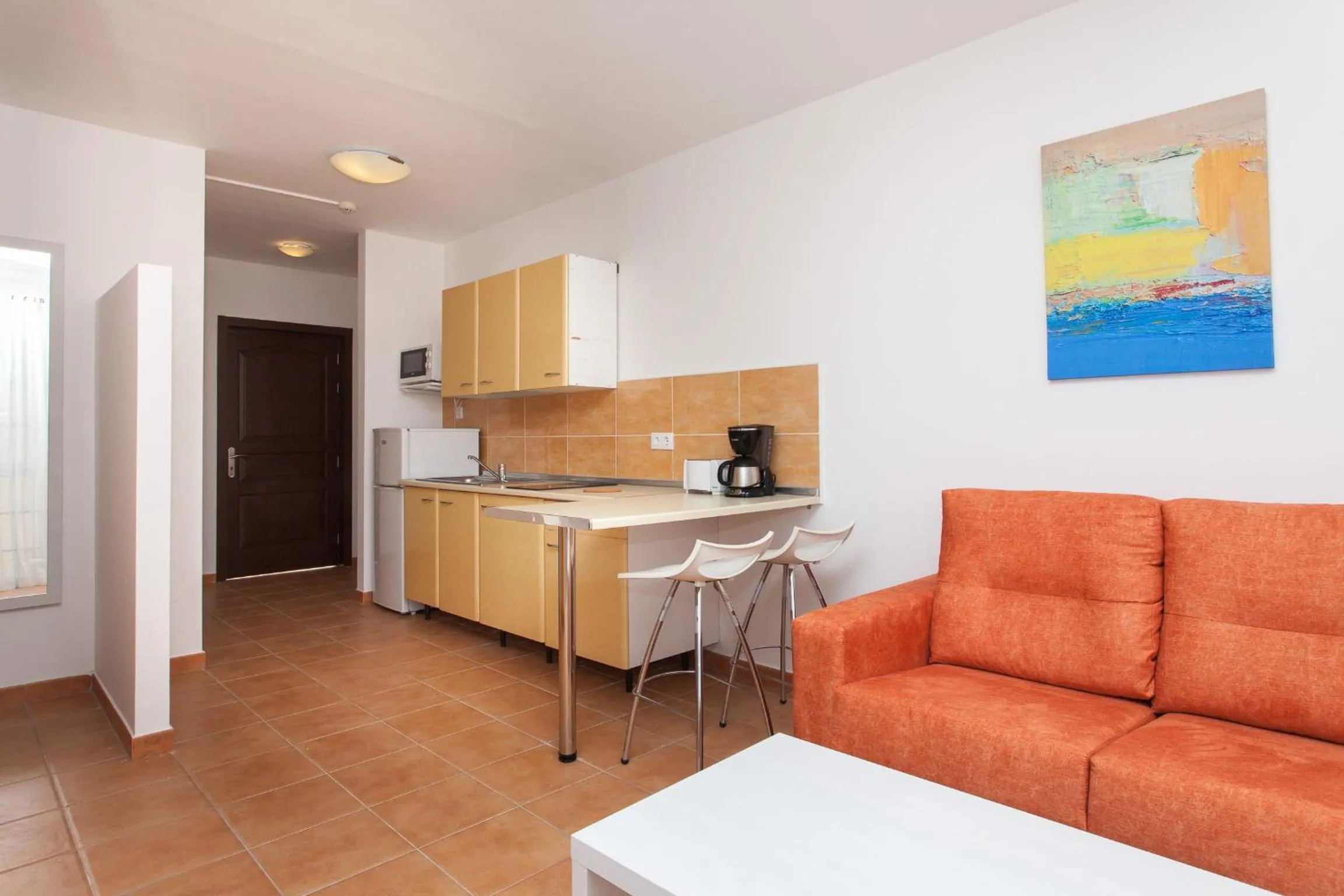 Kitchen or kitchenette in Apartamentos Maxorata Beach
