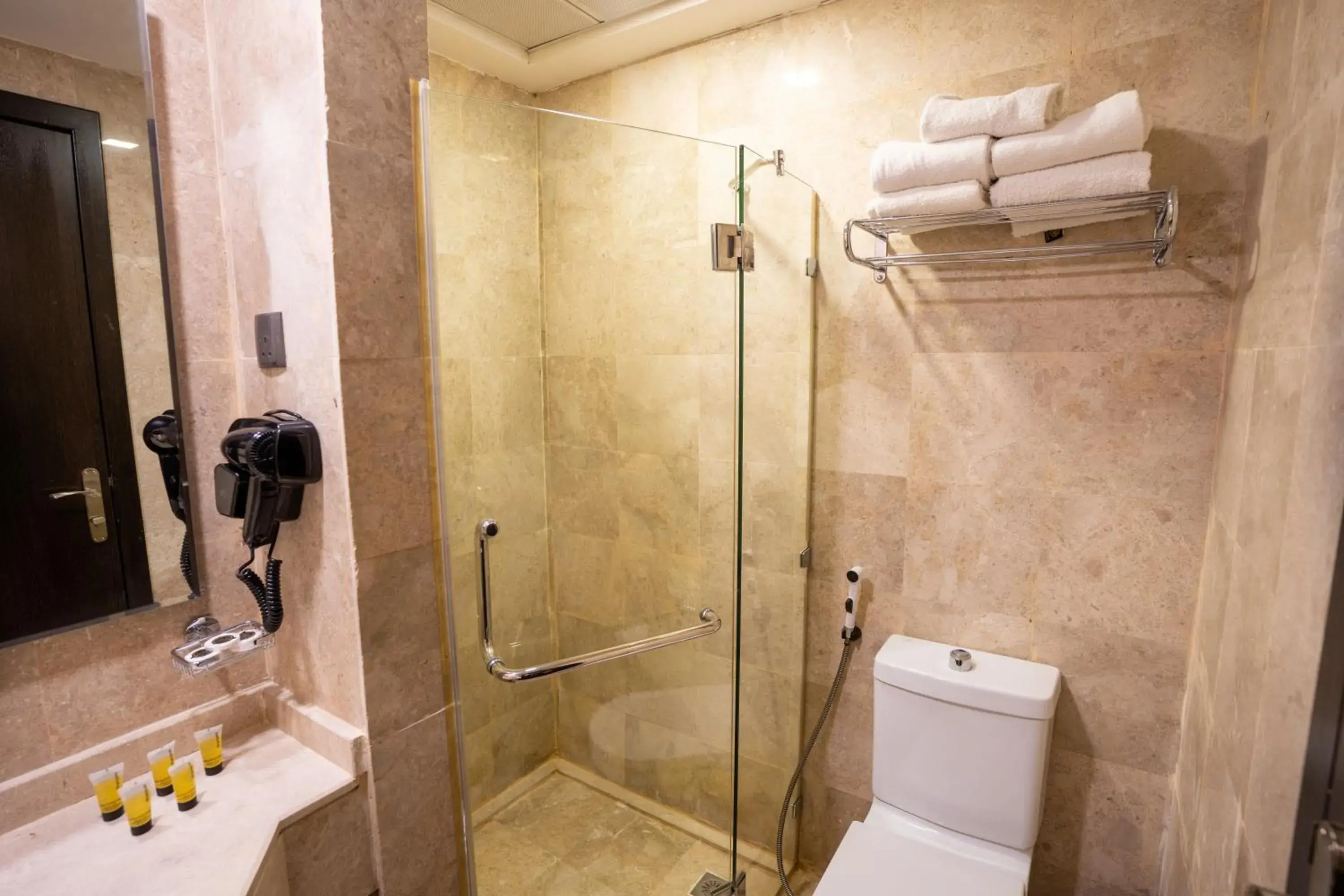 Superior Quad Room with Four Single Beds in Al Hidayah Towers Hotel Superior Quad Room with Four Single Beds in Al Hidayah Towers Hotel