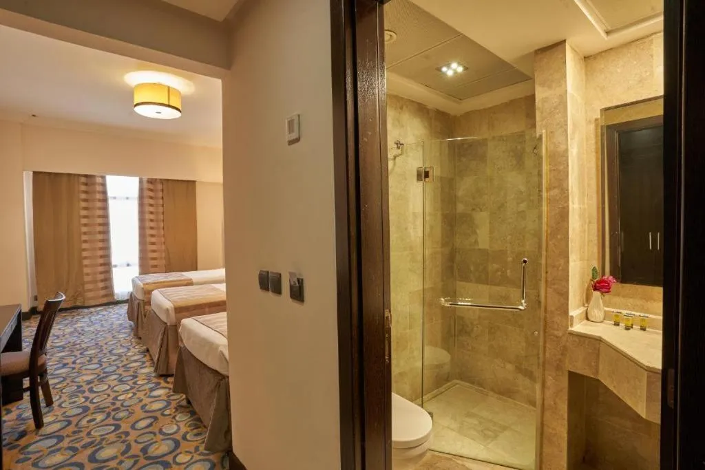Bathroom, Bed in Al Hidayah Towers Hotel