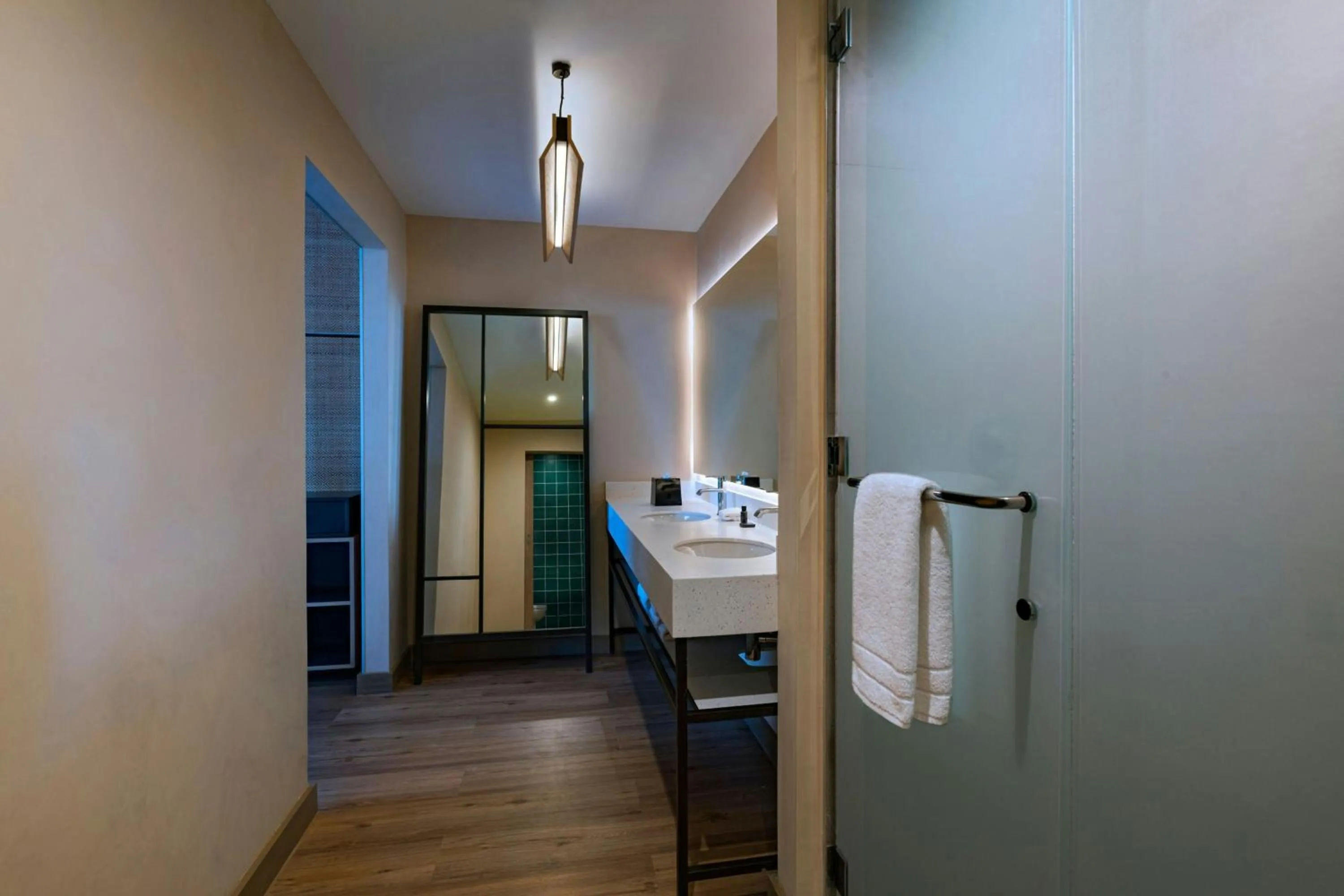 Bathroom, Bed in Aloft Playa del Carmen