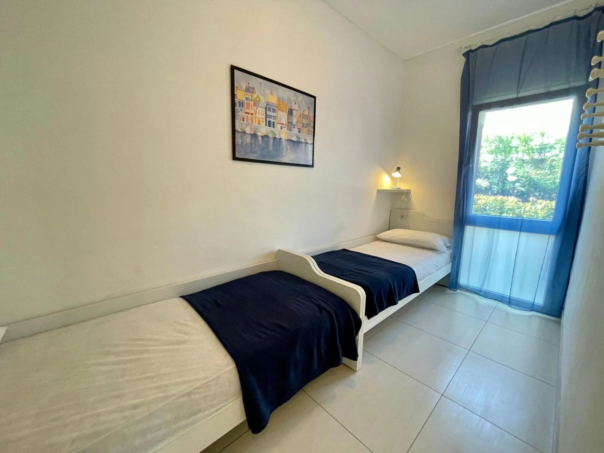 Flat with private garden by the sea