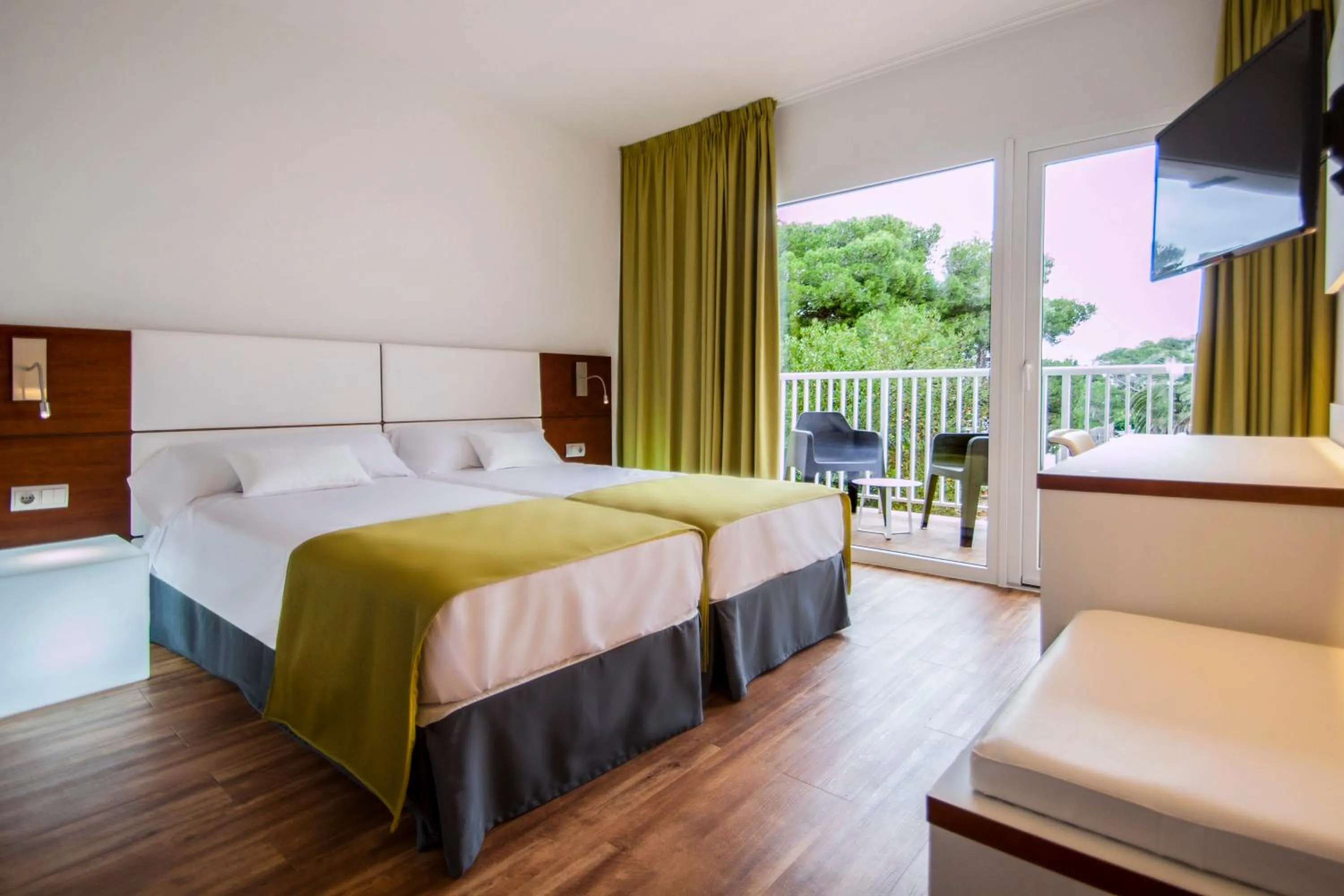 Photo of the whole room, Bed in Globales Cala Blanca