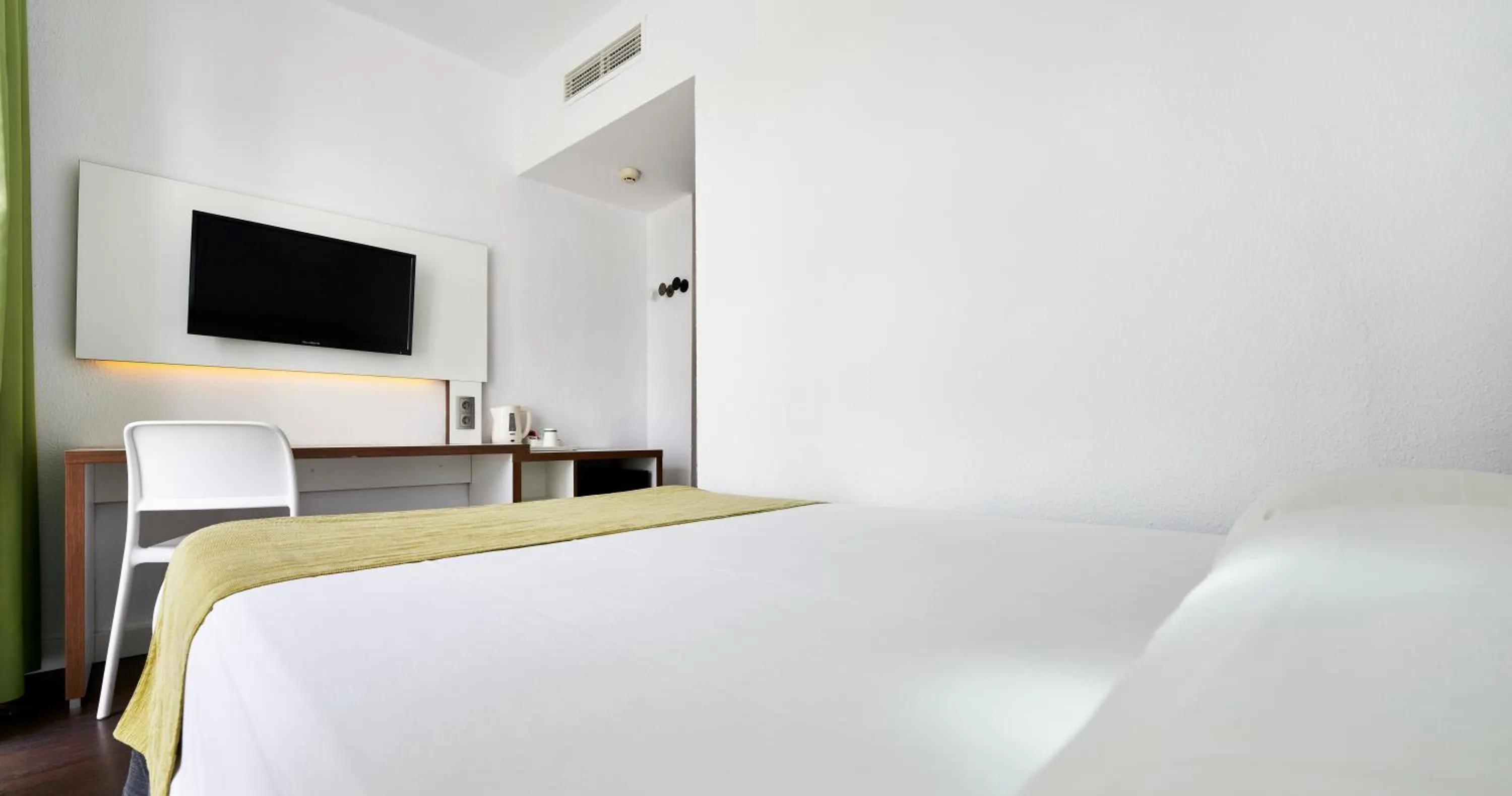 Photo of the whole room, Bed in Globales Cala Blanca