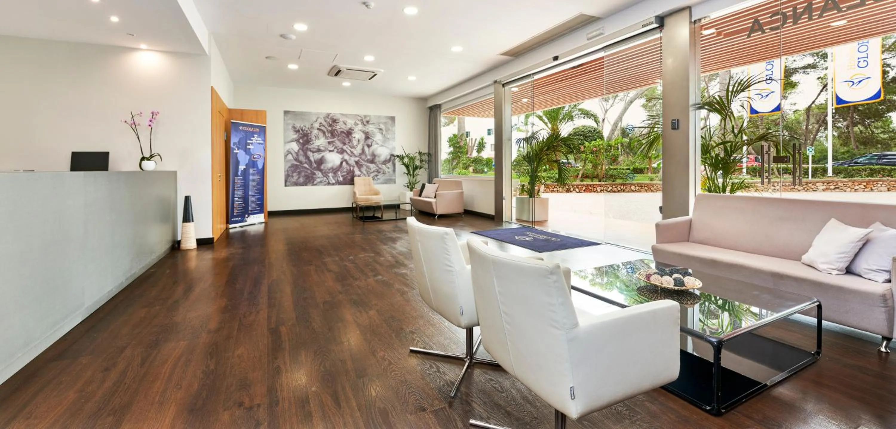 Lobby or reception in Globales Cala Blanca