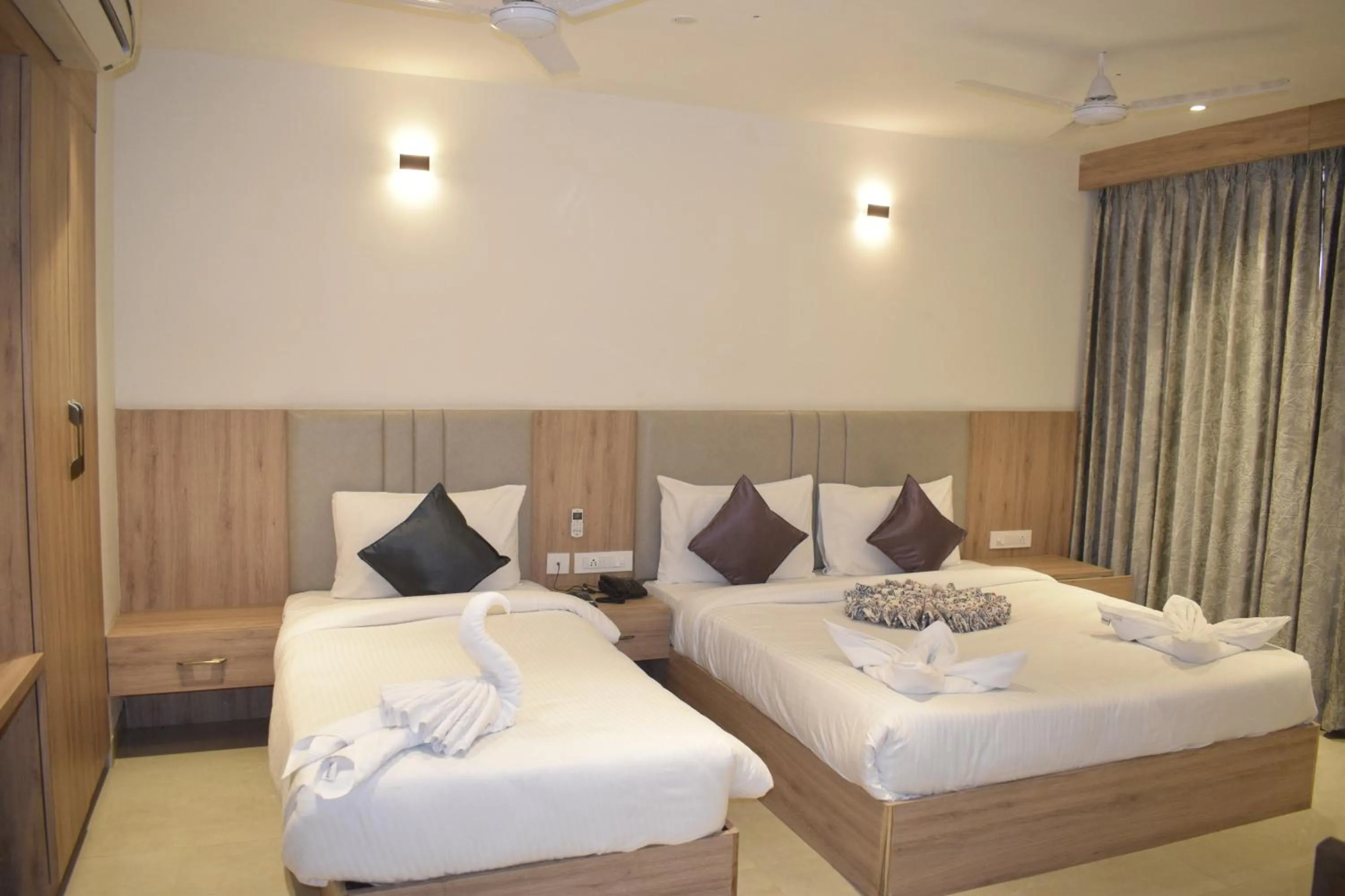 Living room, Bed in Hotel Mumbai House Express Udaipur