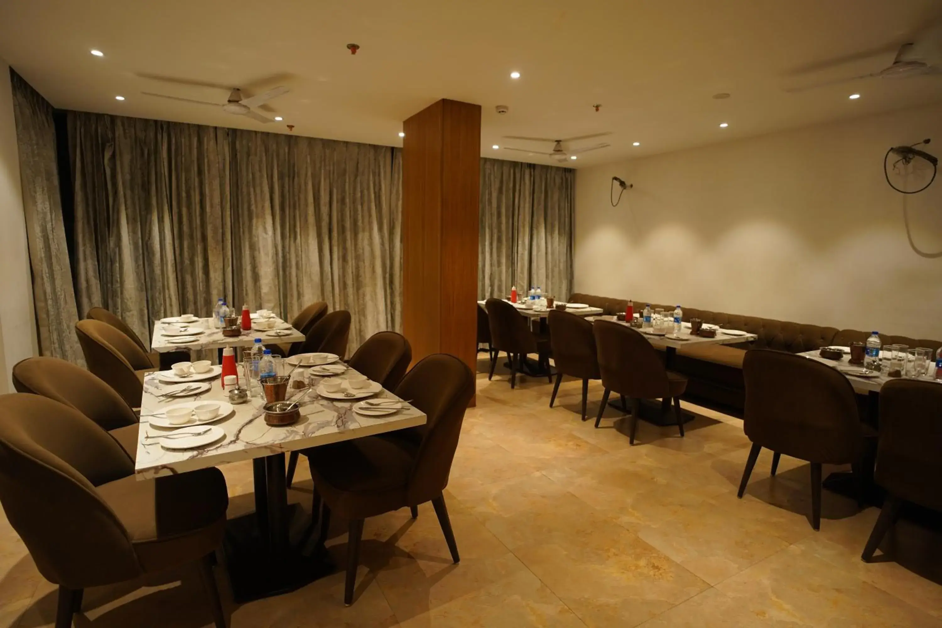 Restaurant/places to eat in Hotel Mumbai House Express Udaipur Restaurant/places to eat in Hotel Mumbai House Express Udaipur