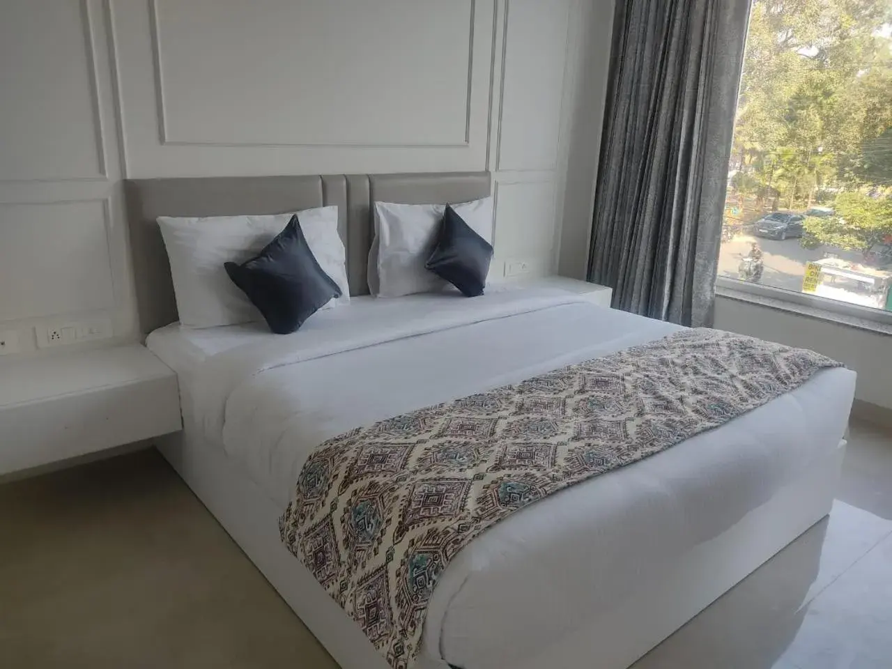 Bed in Hotel Mumbai House Express Udaipur Bed in Hotel Mumbai House Express Udaipur